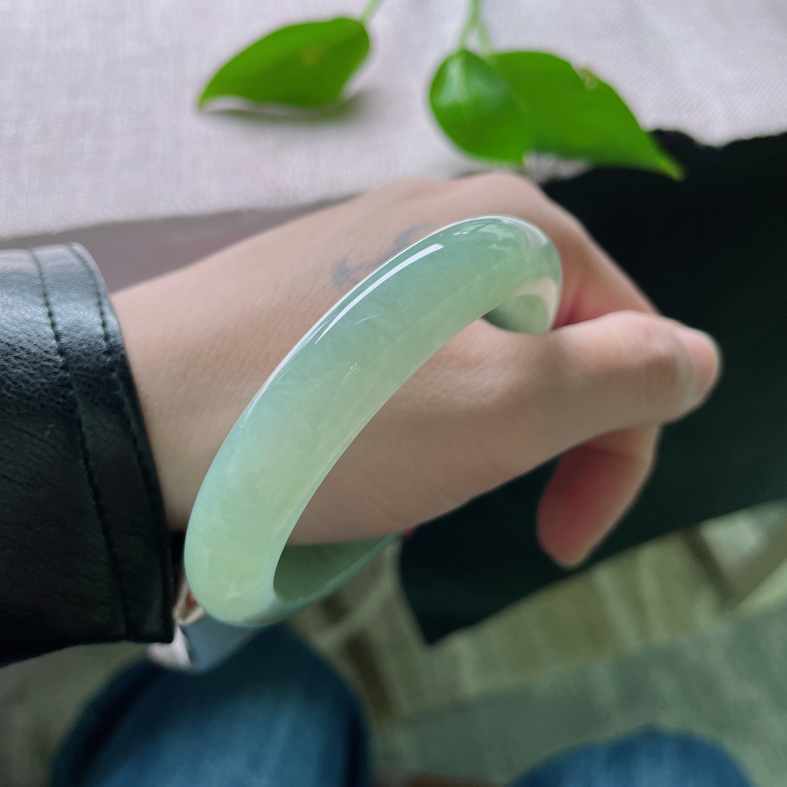 55.6/12.1/8.4绿底正圈，冰润细腻，清雅简约，不食人间烟火的贵气，ss53512a..