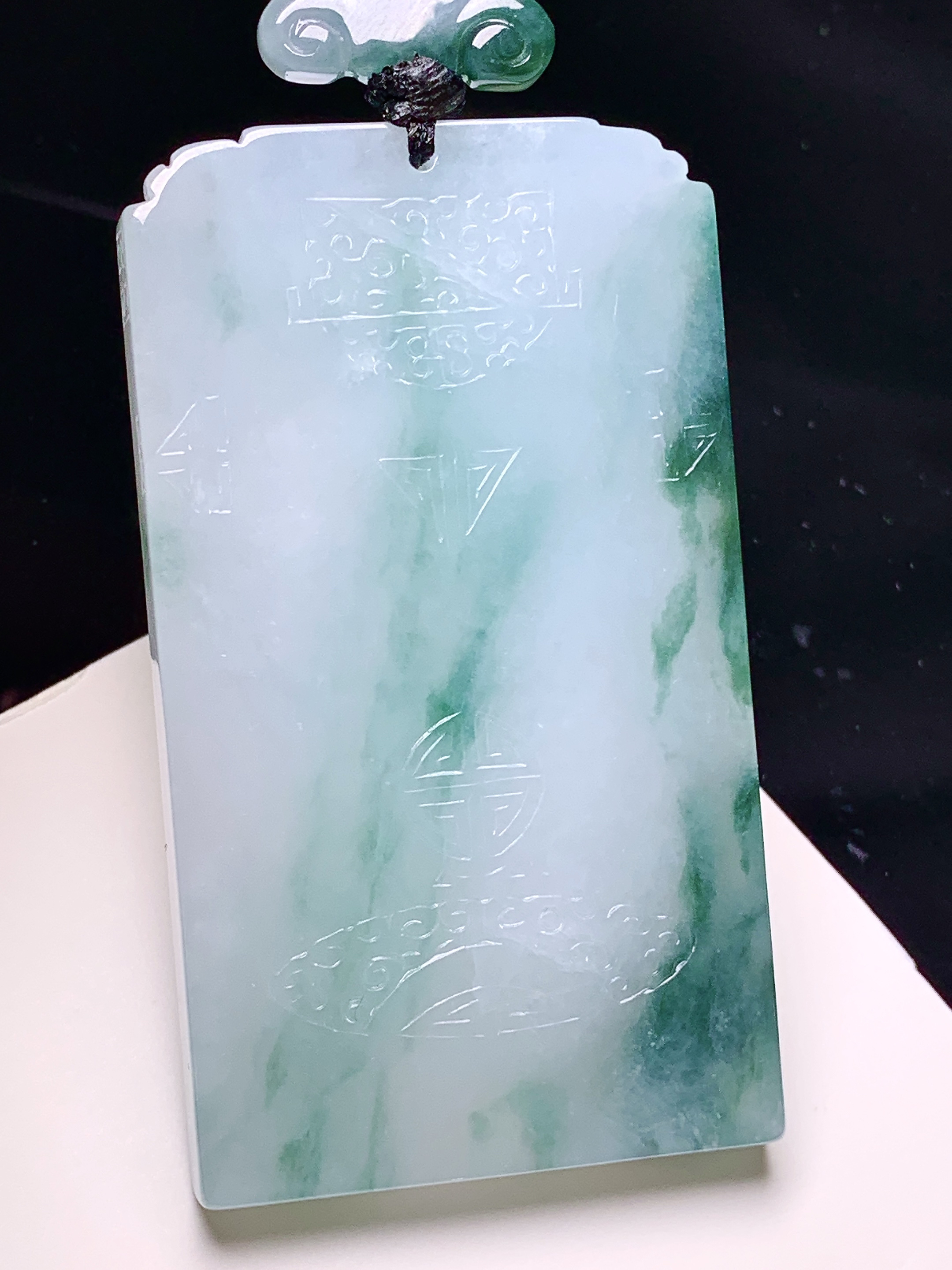 飘绿无事牌吊坠 玉质细腻 色泽艳丽清新 水润亮眼 整体尺寸64.3*36.5*5.8 l1