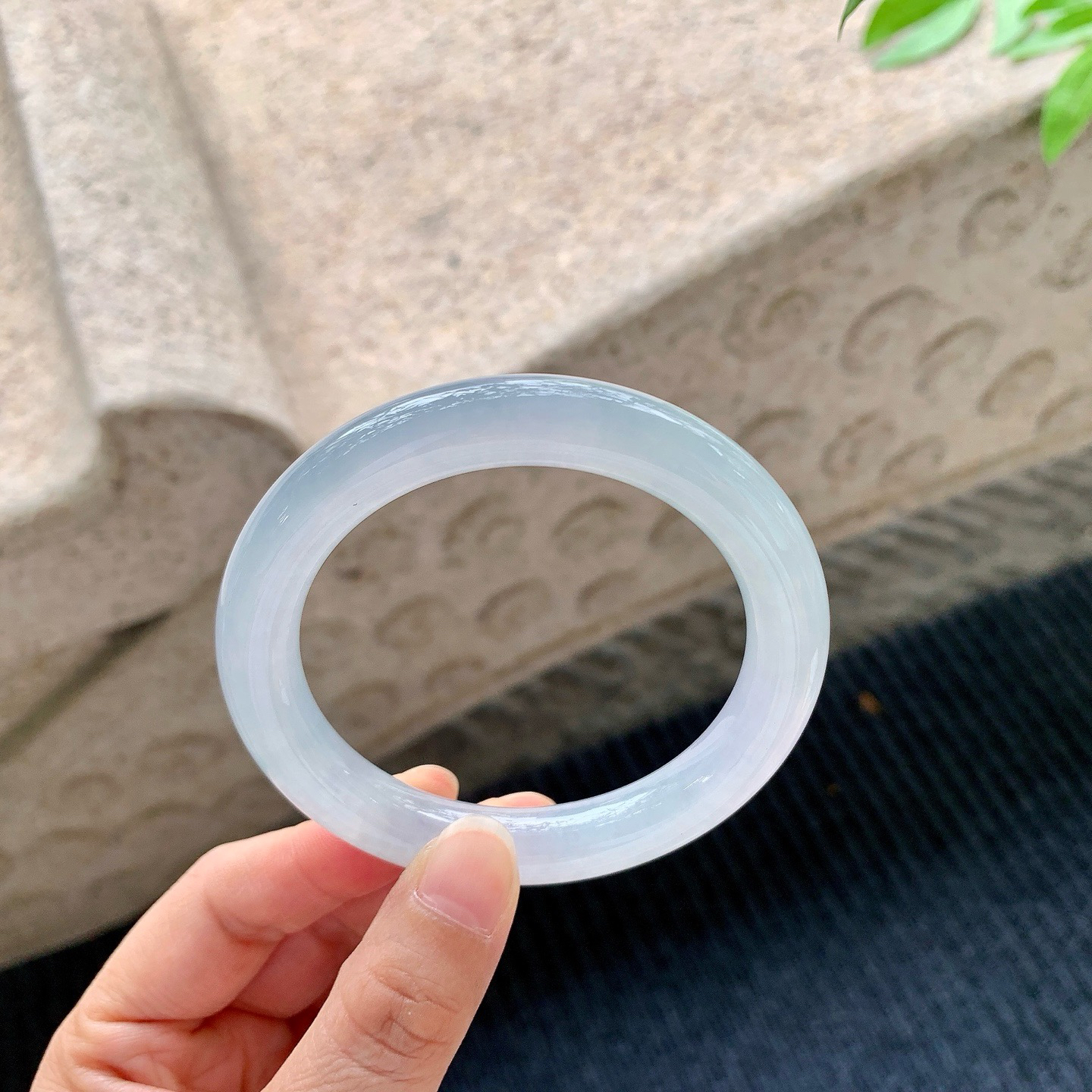 圆条55 56
【圈口】56/10.5/10
【描述】晴底，清透，水润，种老，细腻，无纹裂！