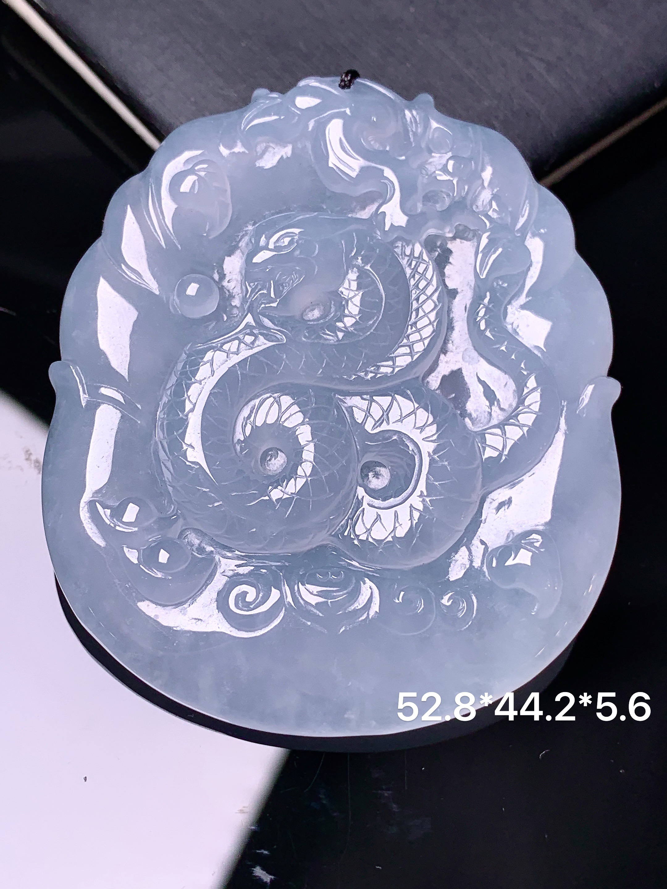 冰种淡蓝生肖蛇吊坠 玉质细腻 色泽艳丽清新 水润亮眼 整体尺寸52.8*44.2*5.6 b2