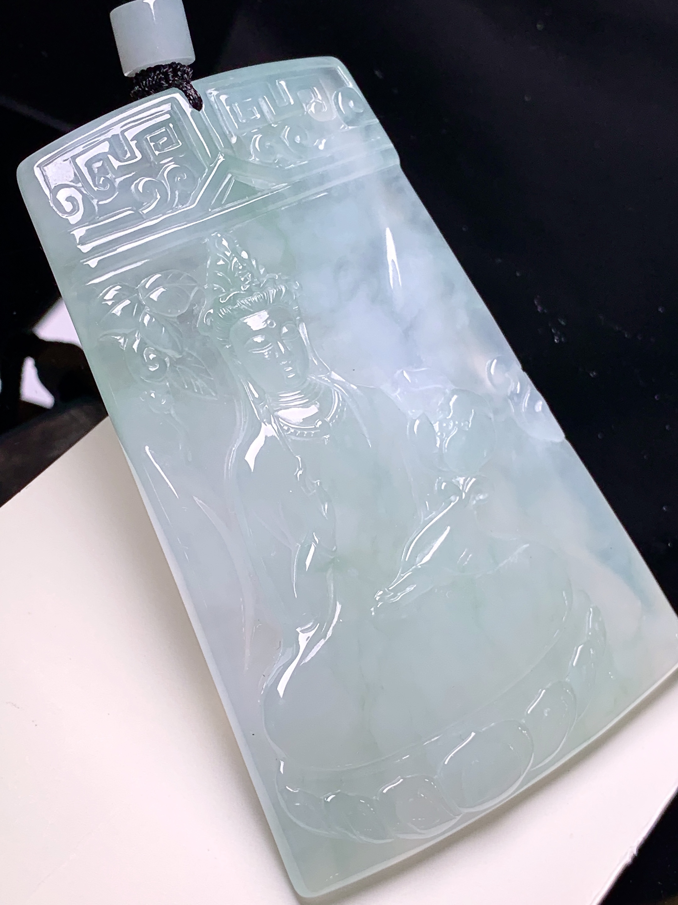飘绿观音菩萨吊坠 玉质细腻 色泽艳丽清新 水润亮眼 整体尺寸72.5*48.2*5.8 L1