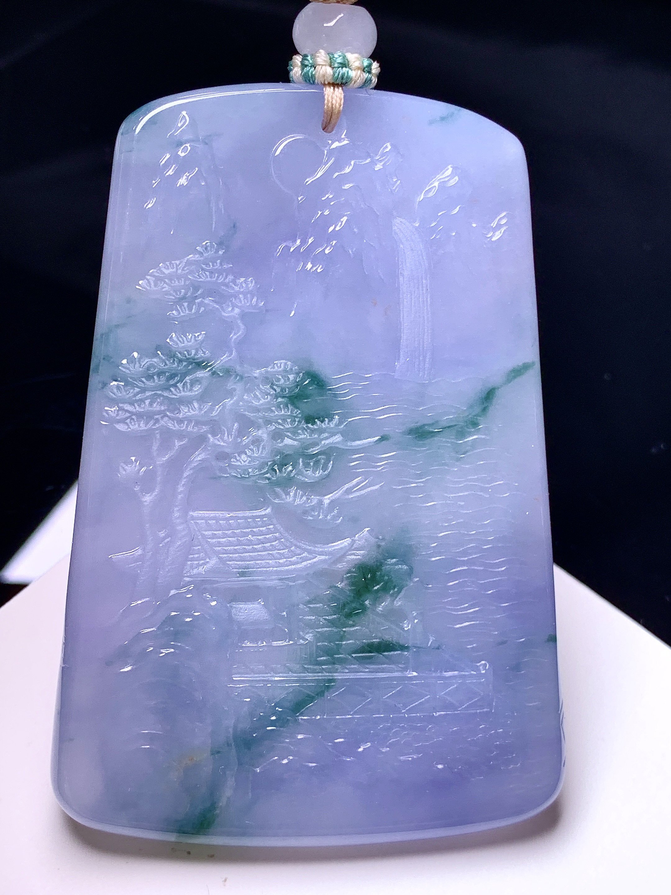 紫罗兰飘绿山水牌子吊坠 玉质细腻 色泽艳丽清新 水润亮眼 整体尺寸64*43.2*5.8 a2