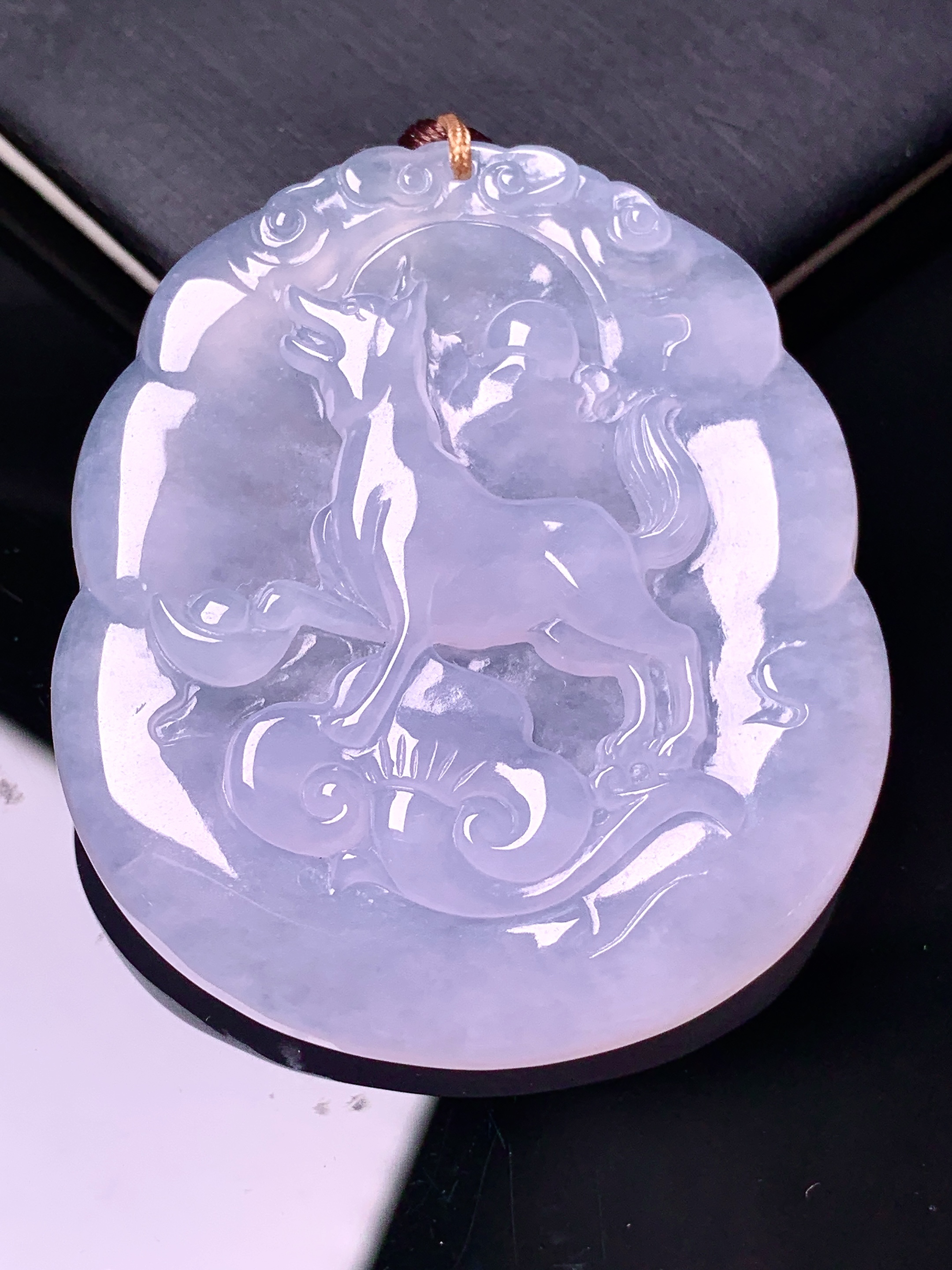 冰种生肖狗吊坠 玉质细腻 色泽艳丽清新 水润亮眼 整体尺寸48.8*42.8*5.8 2b