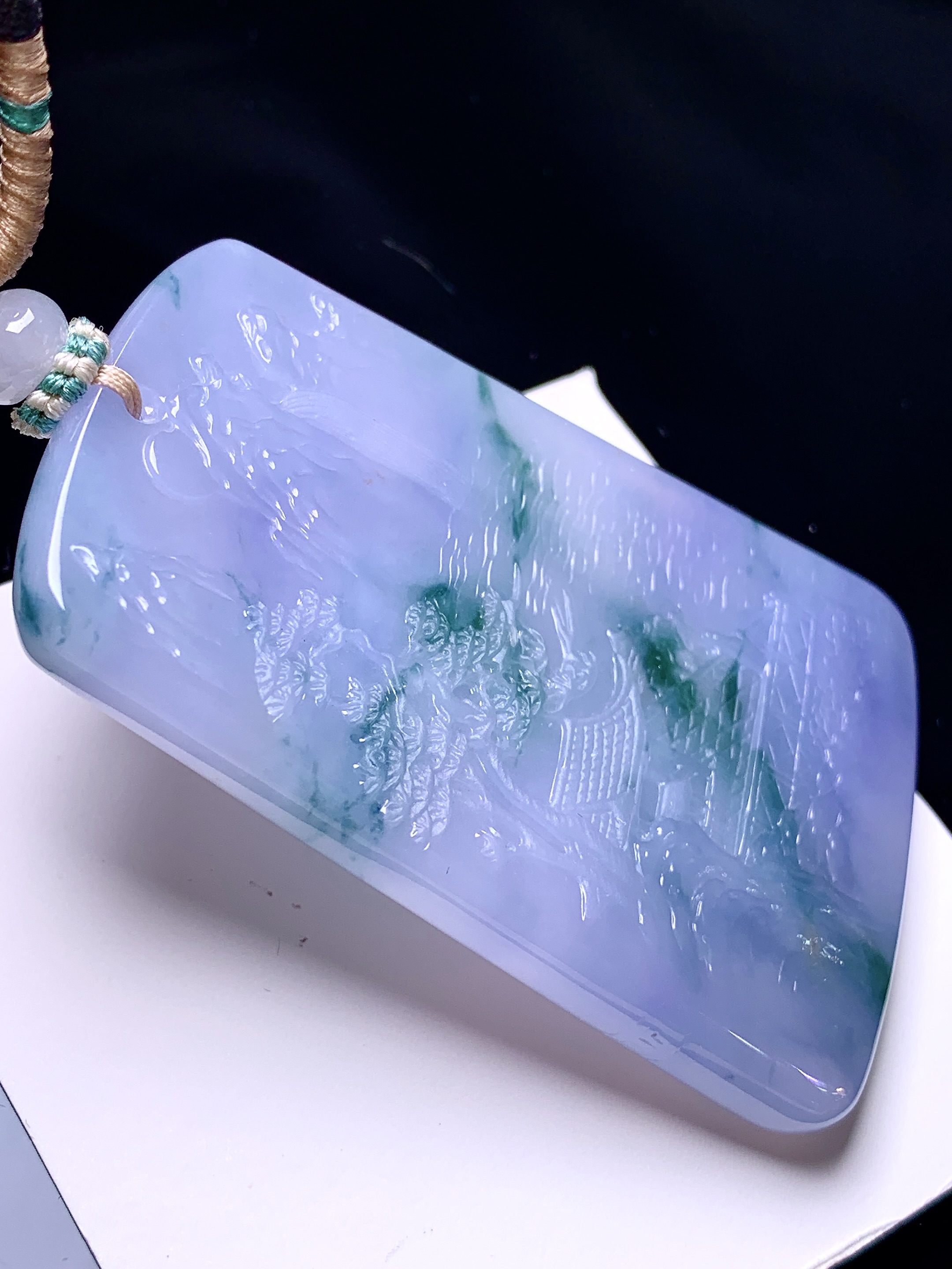紫罗兰飘绿山水牌子吊坠 玉质细腻 色泽艳丽清新 水润亮眼 整体尺寸64*43.2*5.8 a2