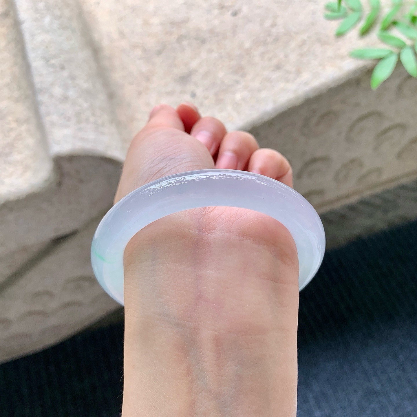 圆条54 55
【圈口】55/10.4/9.4
【描述】冰飘绿，水润，种老，细腻，无裂纹！