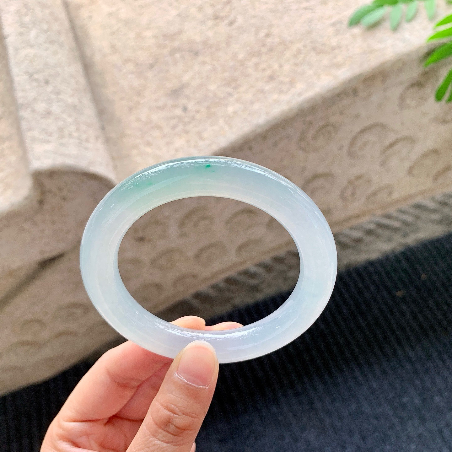 圆条54 55
【圈口】55.6/10.6/10.8
【描述】冰飘绿，清透，水润，种老，细腻，无裂纹！