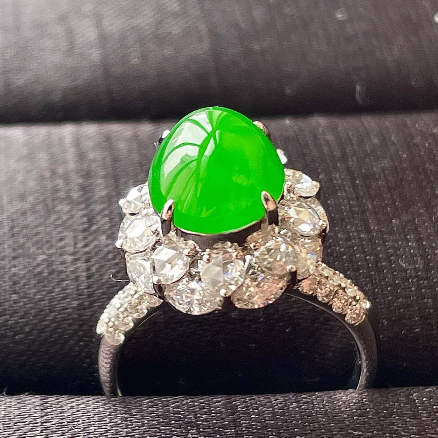 ️高冰阳绿戒指，实物更好看，色辣，18k金镶嵌，饱满水润，无裂，裸石尺寸10.6/8.8/6.5--15.8/14/13编码0520好数字