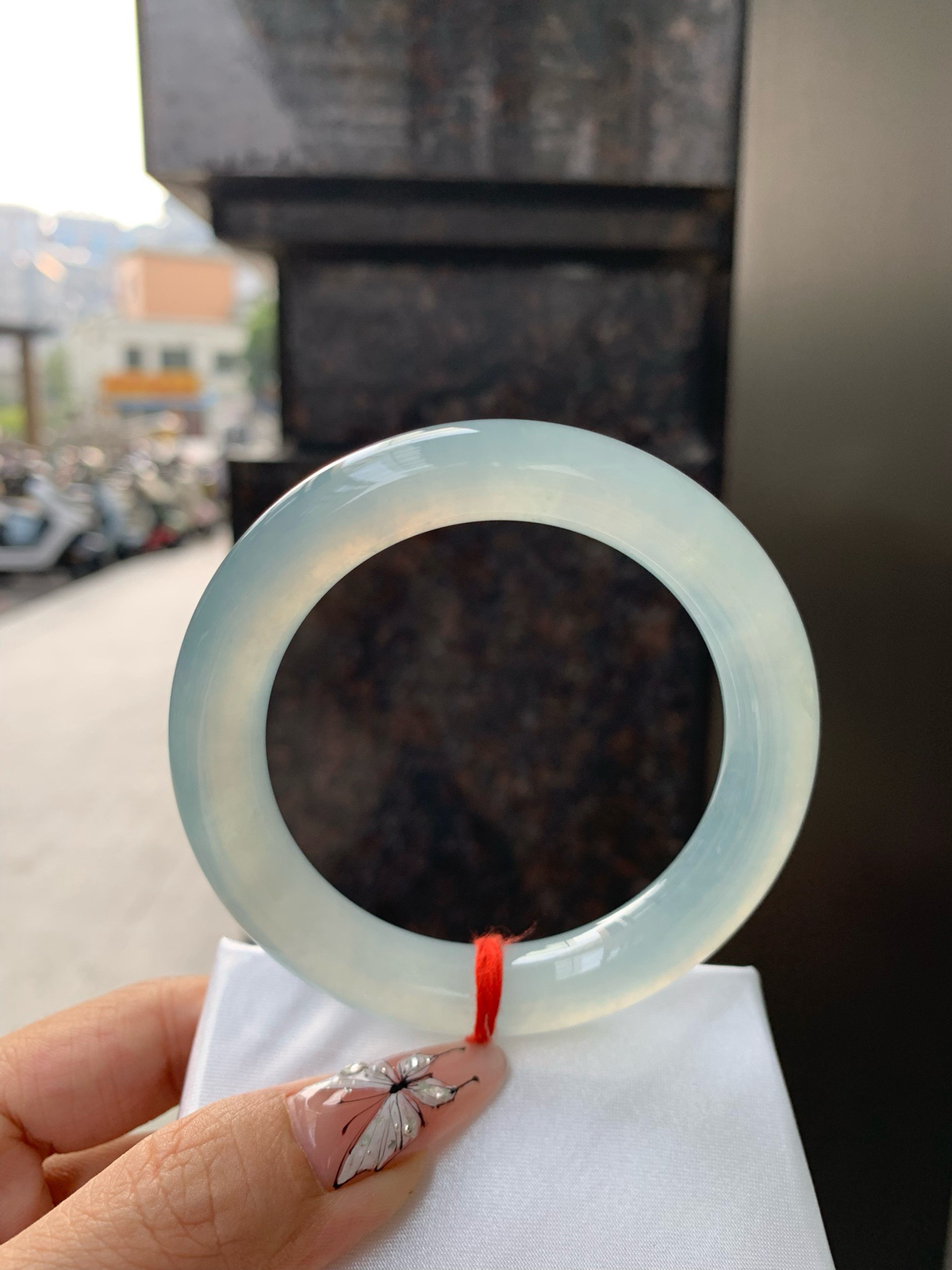 冰晴蓝圆条
无暇，底妆冰润细腻，千变万化的冰晴蓝底色，拥有海的颜色，却散发着星空的光芒，这是一只来自冰川蓝的清冷气质仙女镯。