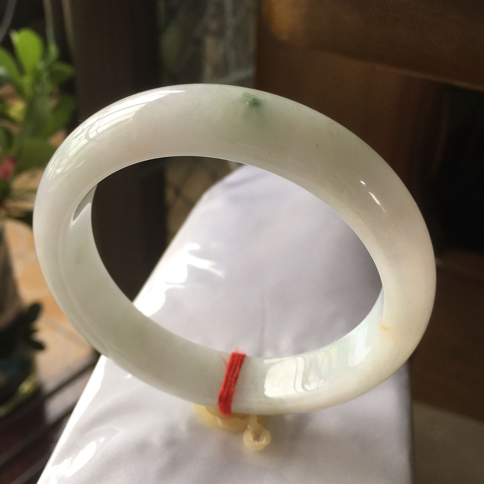 58圈口正圈飘花手镯，版型正庄飘蓝花，质地细腻水润，自然光实拍，尺寸：58.5*13.2*8.7（毫米）手工测量略有误差