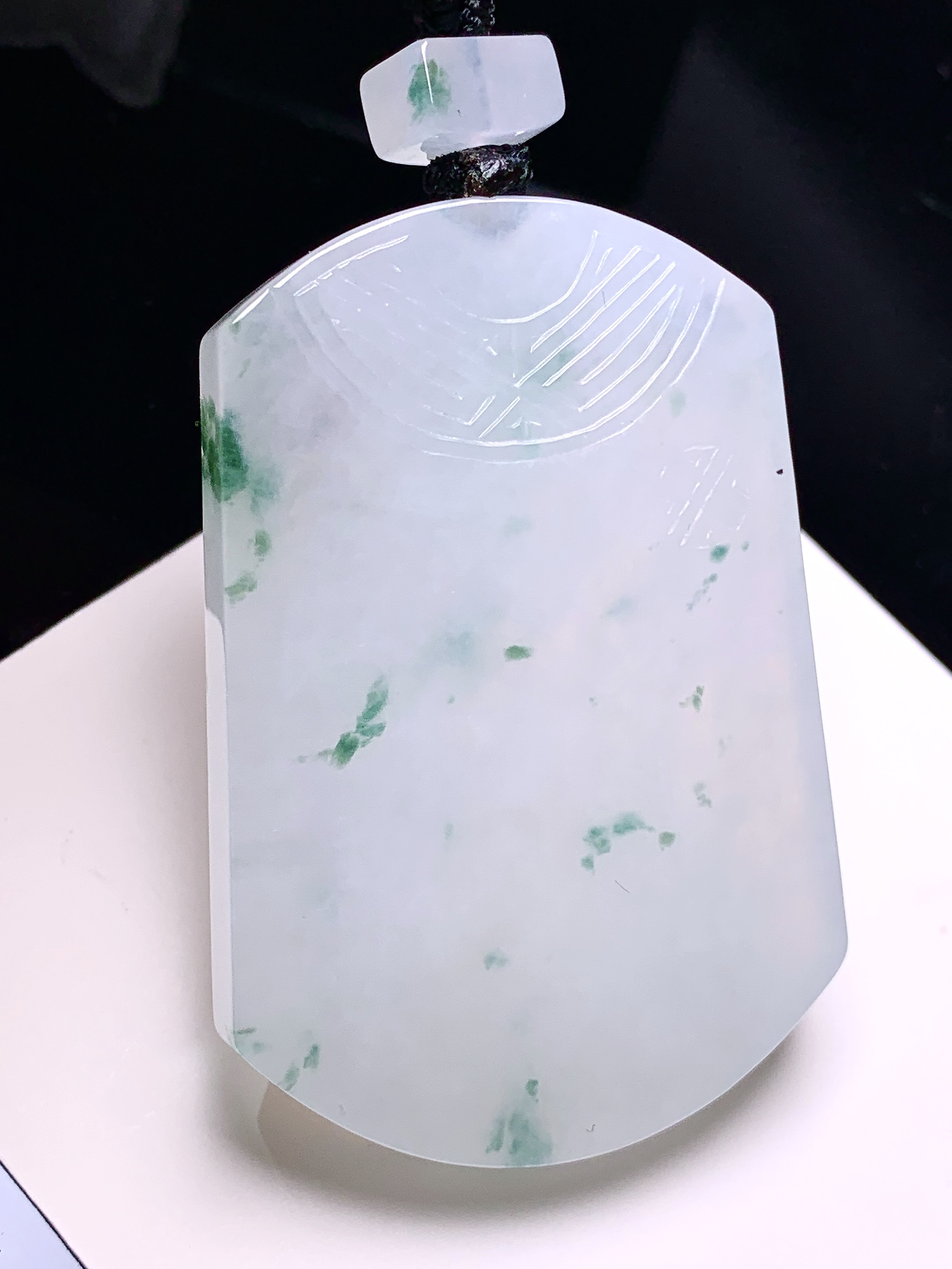 飘花无事牌吊坠 玉质细腻 色泽艳丽清新 水润亮眼 整体尺寸52*35.5*6 L1