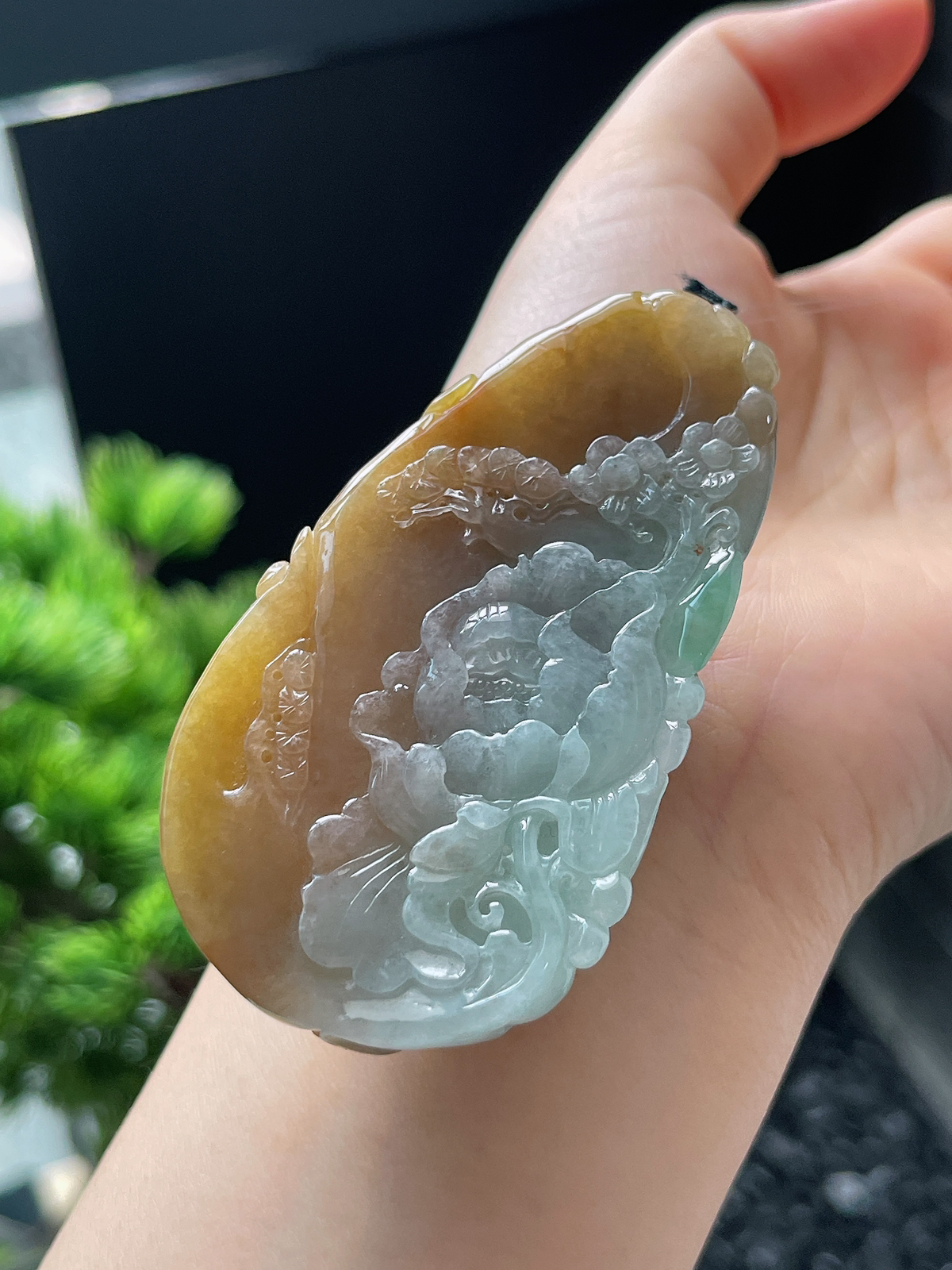翡翠糯化种黄色吊坠