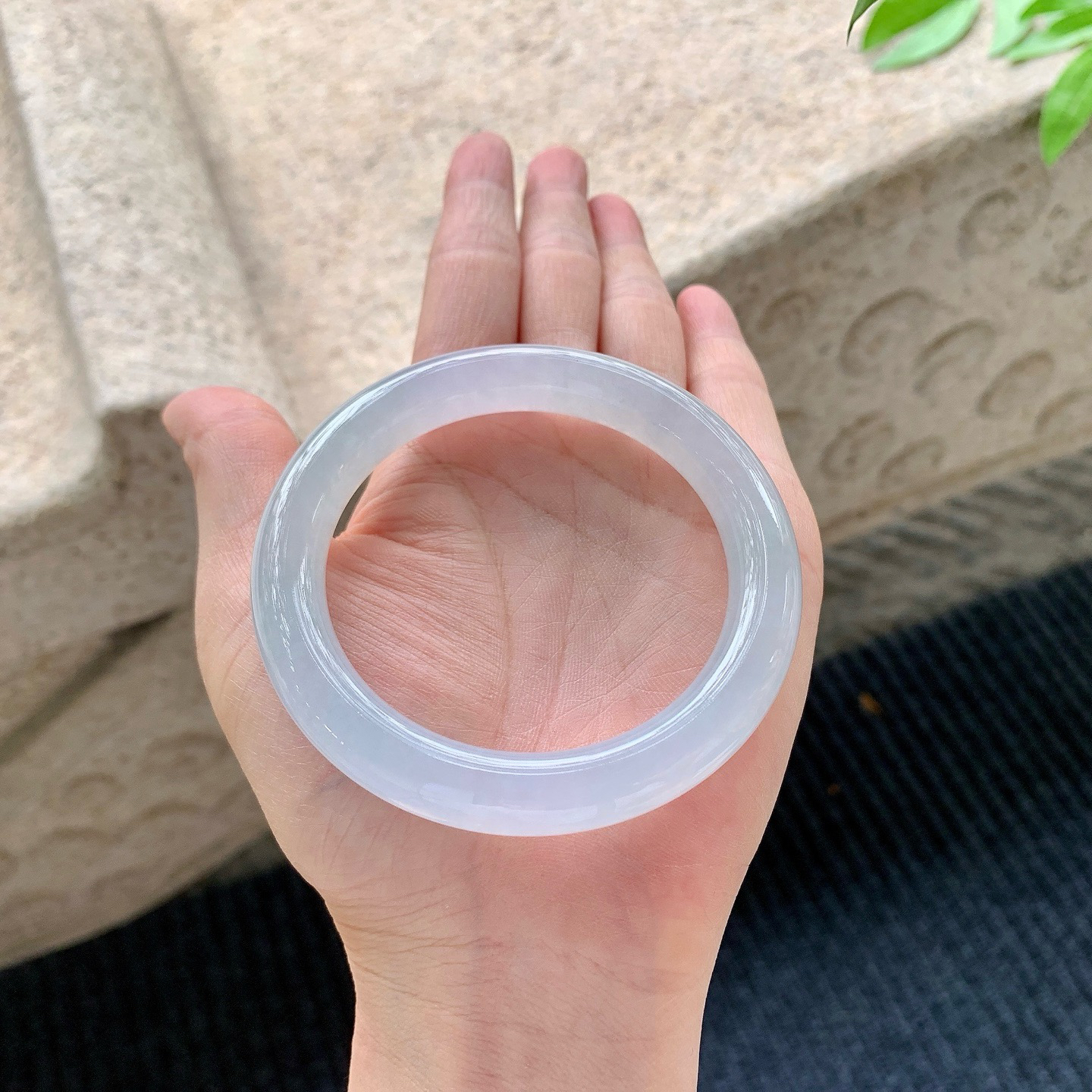 圆条55 56
【圈口】56/10.5/10
【描述】晴底，清透，水润，种老，细腻，无纹裂！