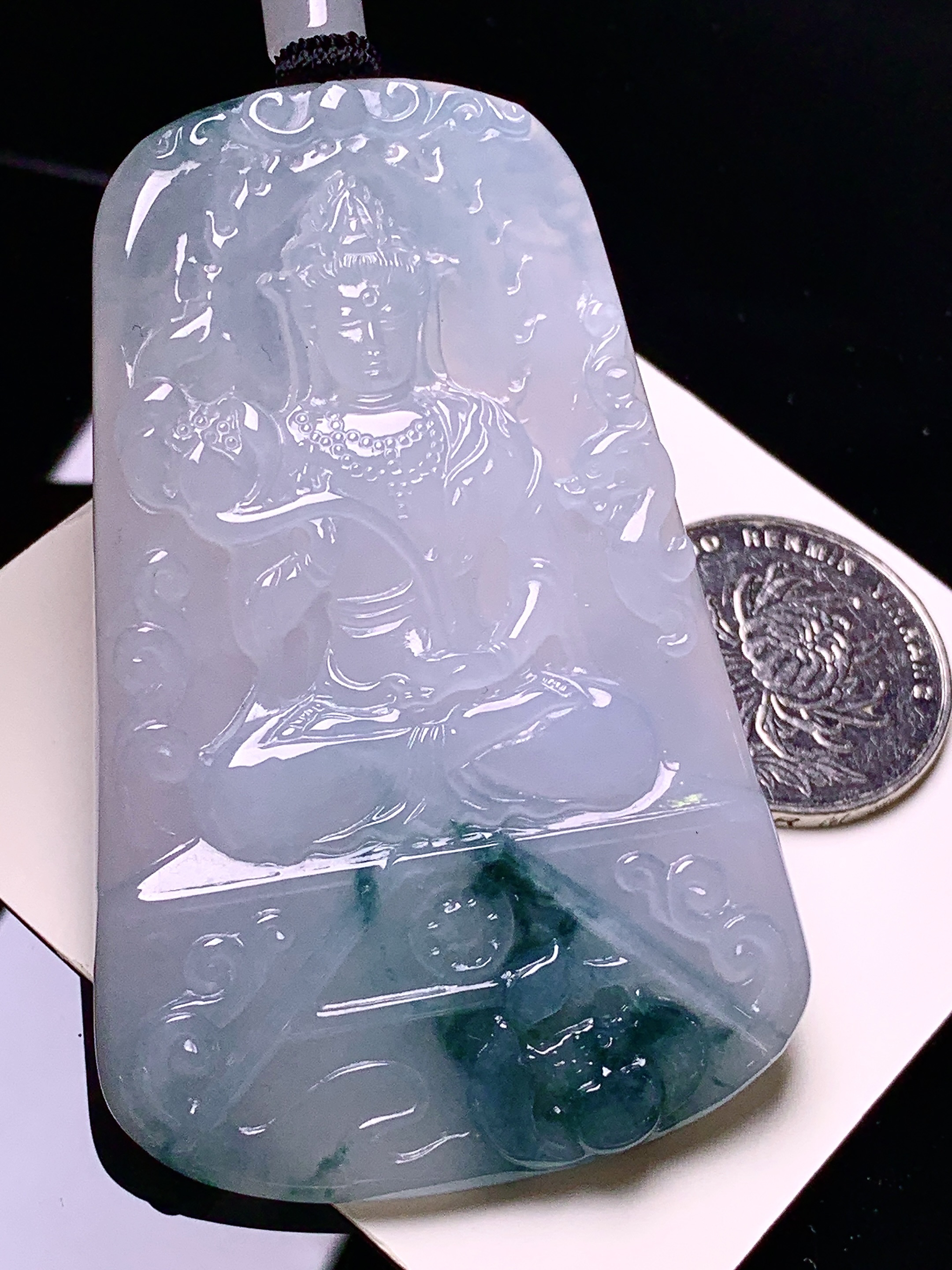 飘绿观音菩萨吊坠 玉质细腻 色泽艳丽清新 水润亮眼 整体尺寸68.2*43.5*6 L1