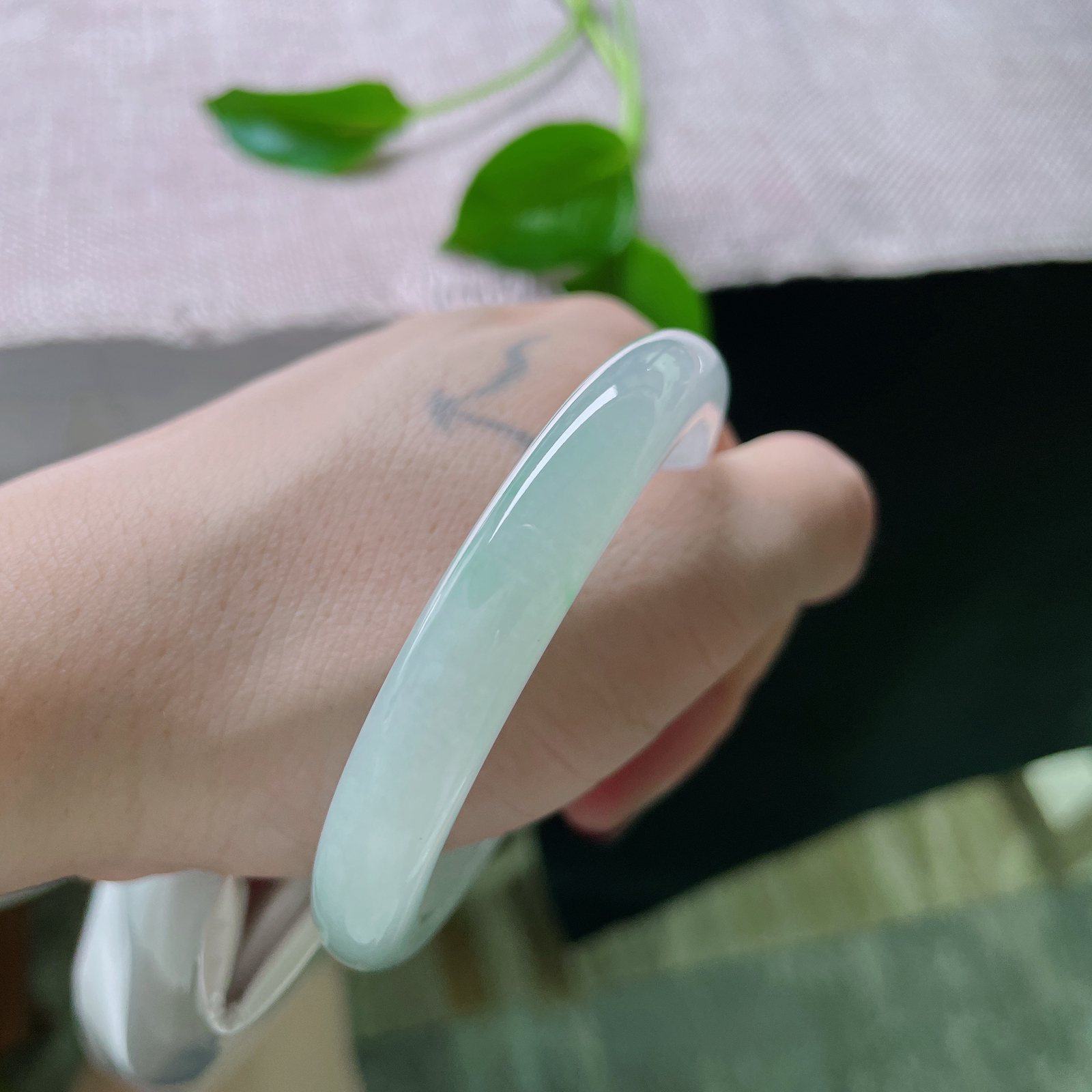 52.6/9.2/7.3，冰晴底正圈，将一小片雨后初晴的天空，凝成了腕间的湖。 水波不兴，澄澈见底。ss49733a
