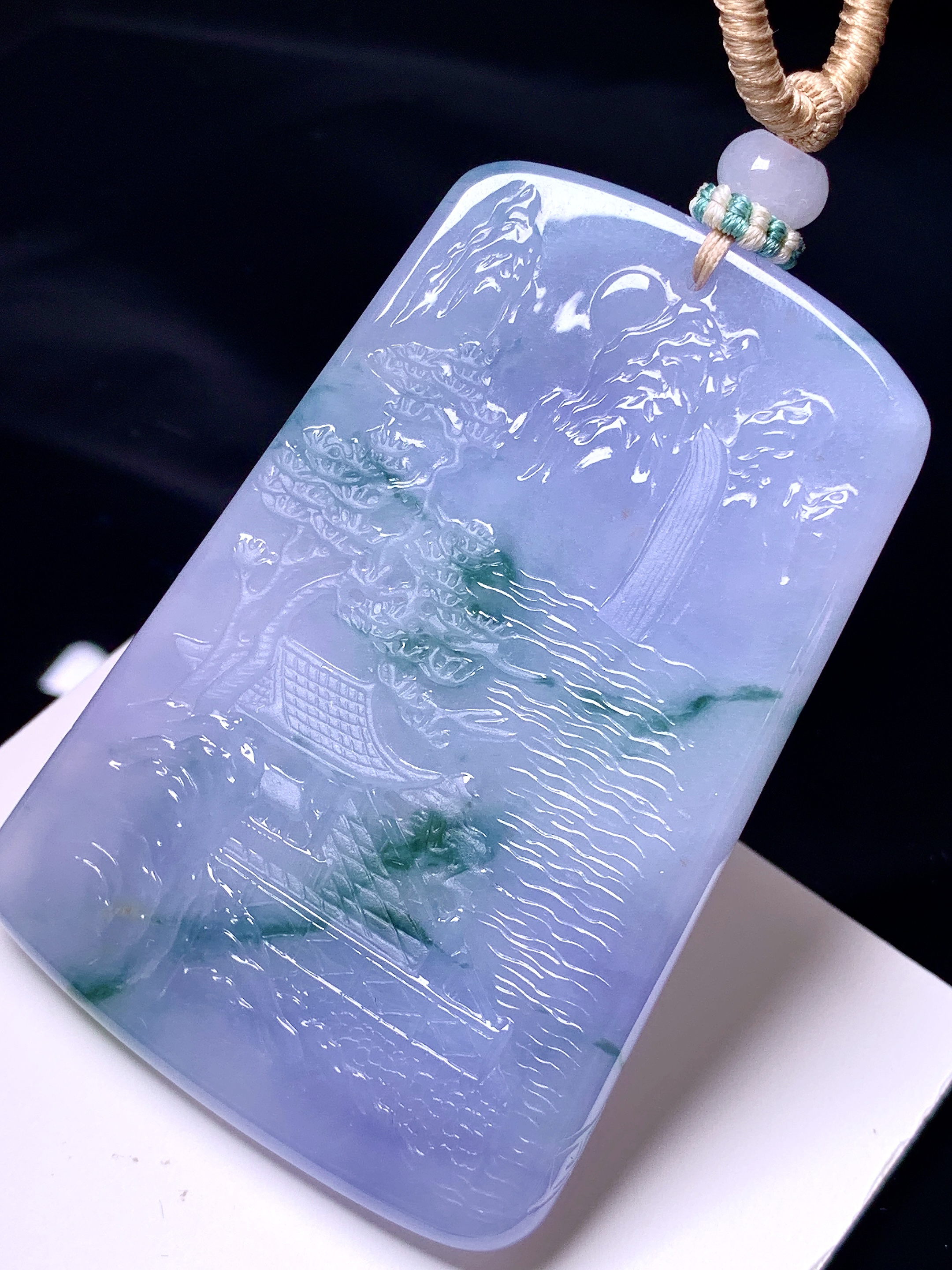 紫罗兰飘绿山水牌子吊坠 玉质细腻 色泽艳丽清新 水润亮眼 整体尺寸64*43.2*5.8 a2