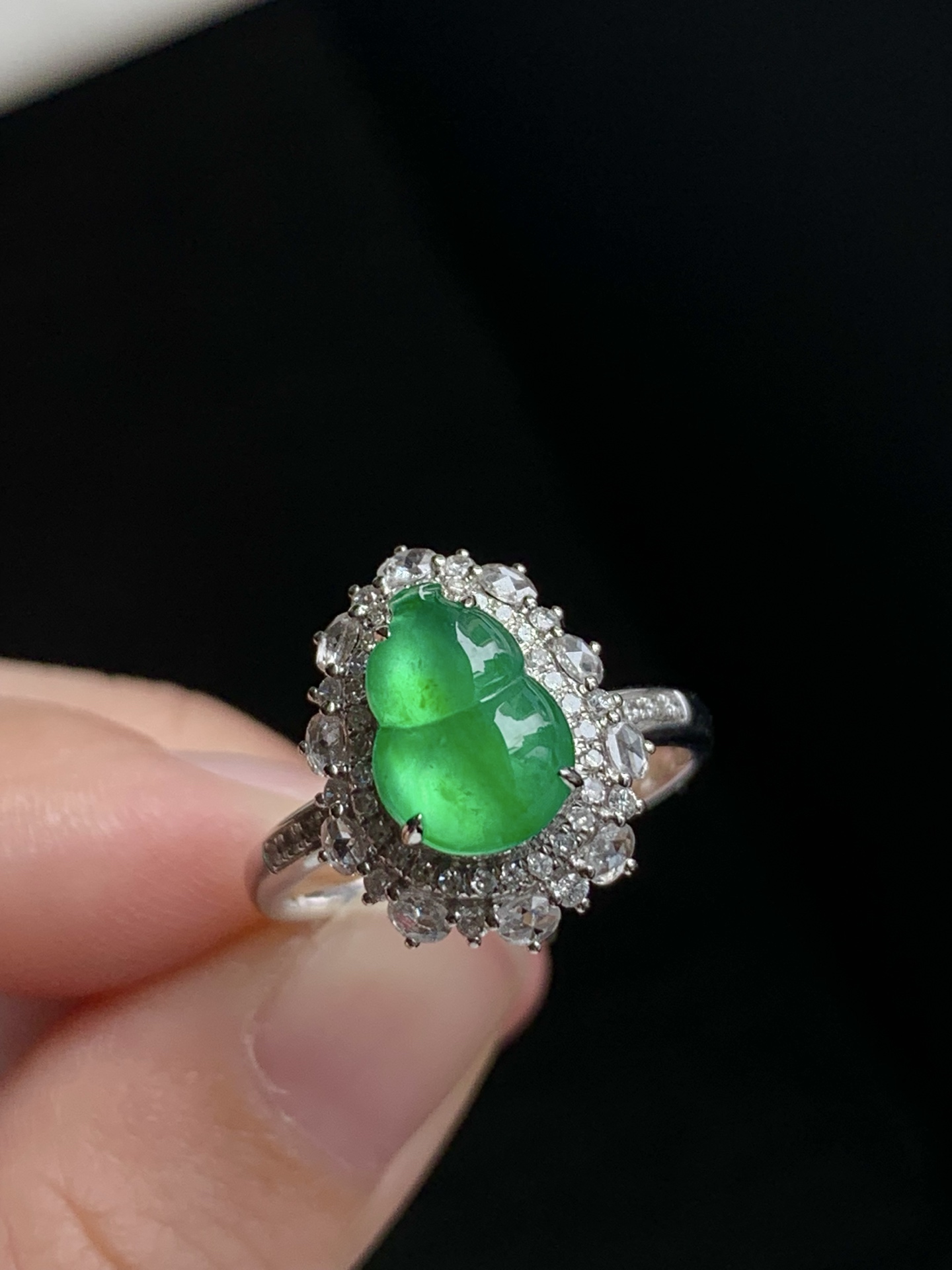 ️【18k金镶嵌葫芦戒指】种老细腻，色阳浓郁起胶尺寸：圈口：14，成品：15.9*12.6*9.4，裸石：9.7*6.9,c82521