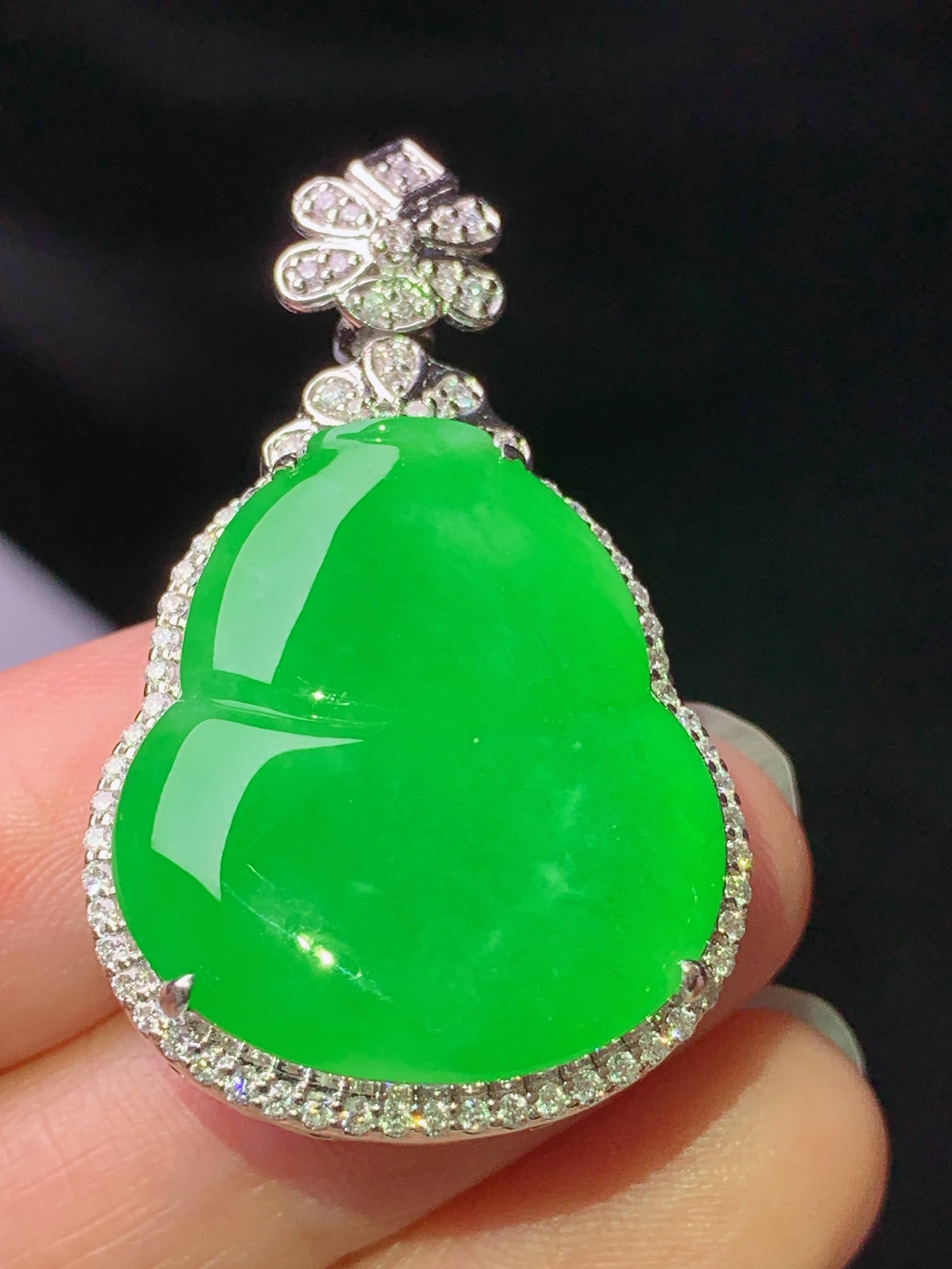 18k金钻镶嵌冰阳绿葫芦吊坠 玉质细腻 色泽艳丽清新 水润亮眼 整体尺寸39.3*23.6*10.6 h6