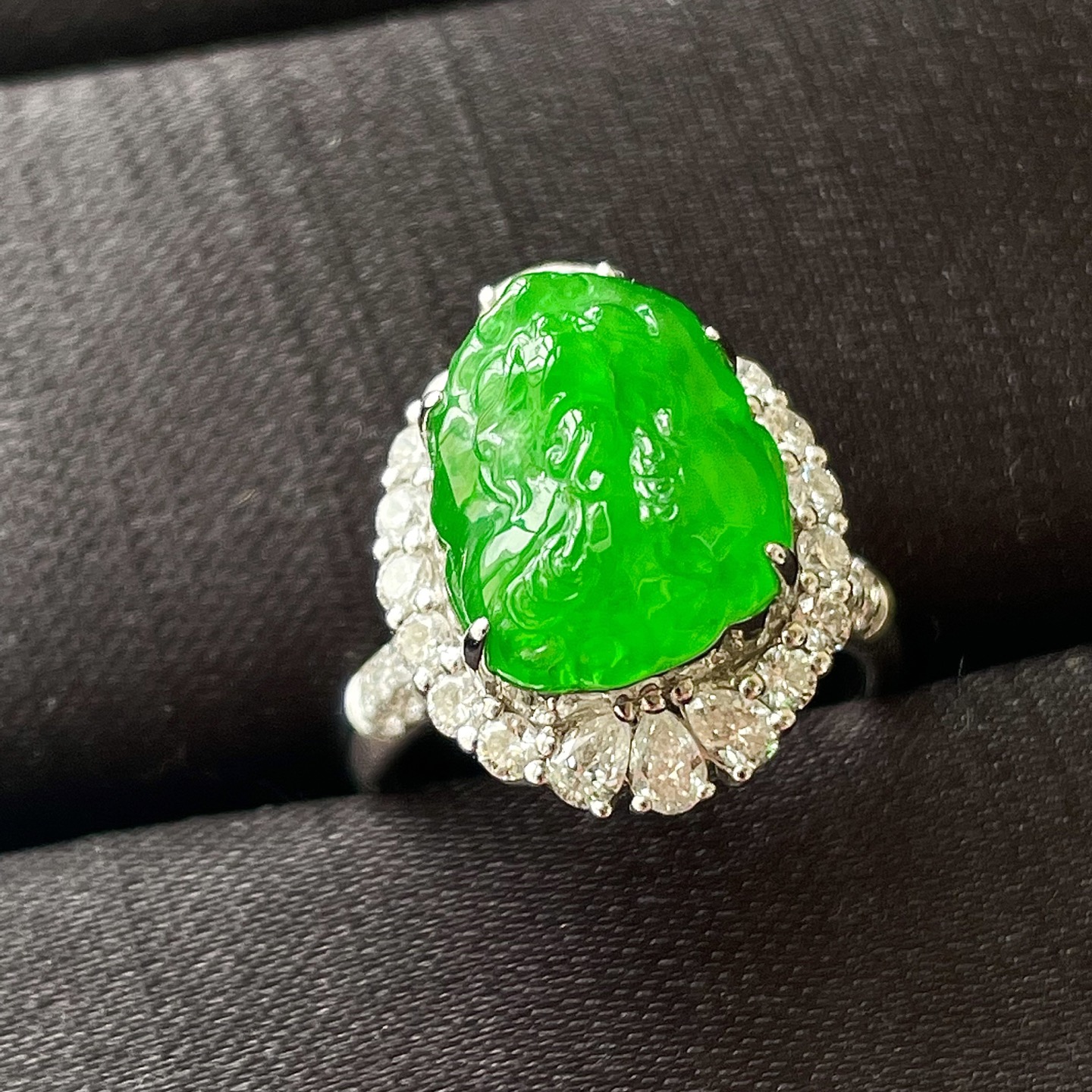 ️冰种阳绿貔貅戒指，色辣，18k金镶嵌，饱满水润，无裂，裸石尺寸12.8/11.5/7.5--19.5/15/15.2编码0520好数字
