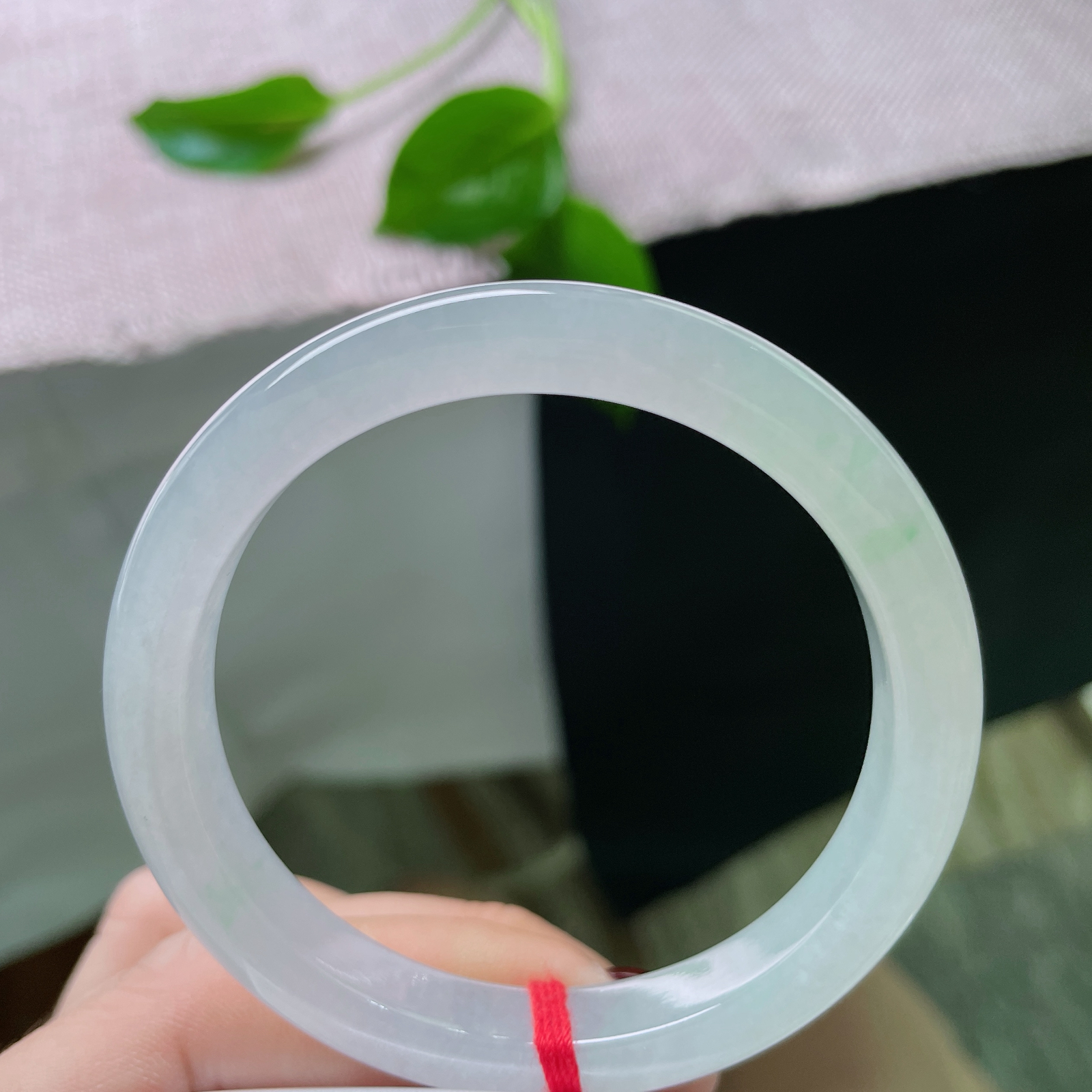 52.6/9.2/7.3，冰晴底正圈，将一小片雨后初晴的天空，凝成了腕间的湖。 水波不兴，澄澈见底。ss49733a