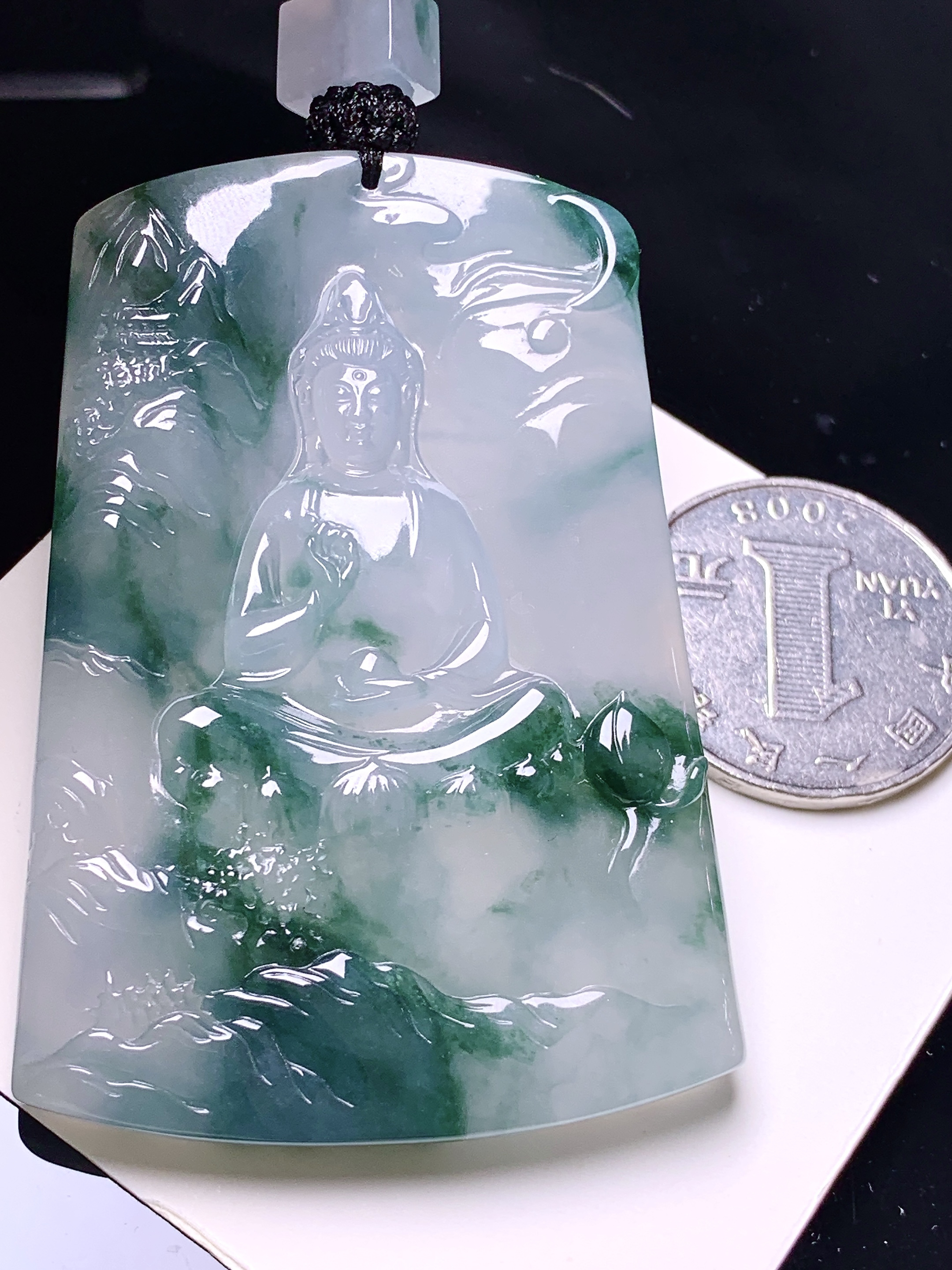飘绿观音菩萨吊坠 玉质细腻 色泽艳丽清新 水润亮眼 整体尺寸60.8*42.8*5.8 a2
