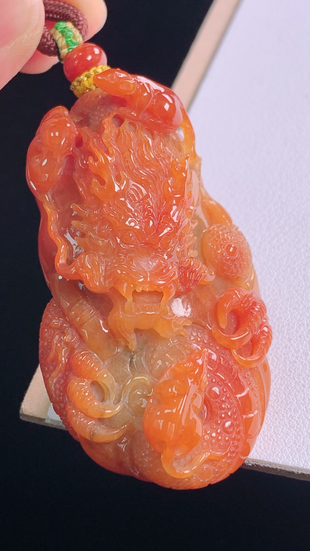 红翡龙生贵子，色泽鲜亮，雕工精湛，无裂，尺寸:68.7-61.4-35.4-18.9mm 17