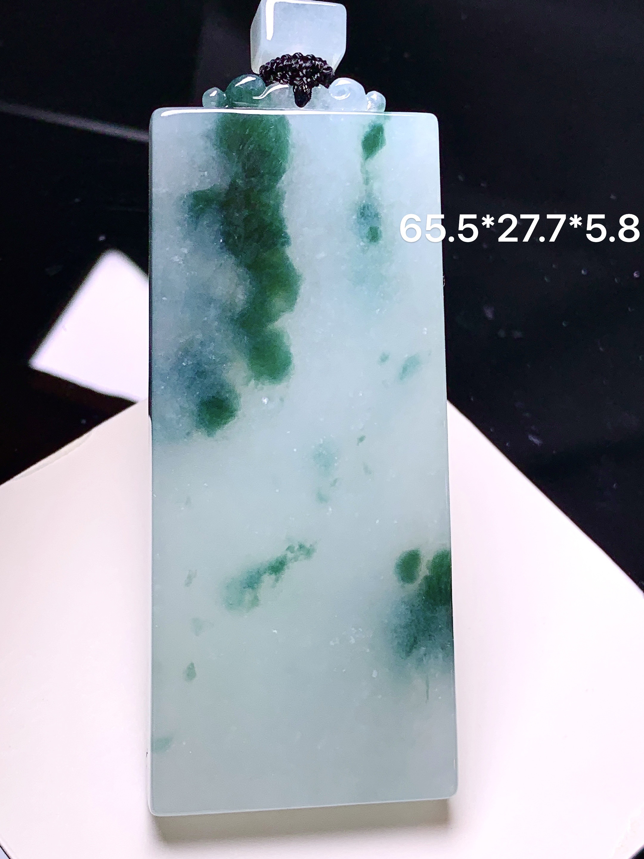 飘绿无事牌吊坠 玉质细腻 色泽艳丽清新 水润亮眼 整体尺寸65.5*27.7*5.8 L1