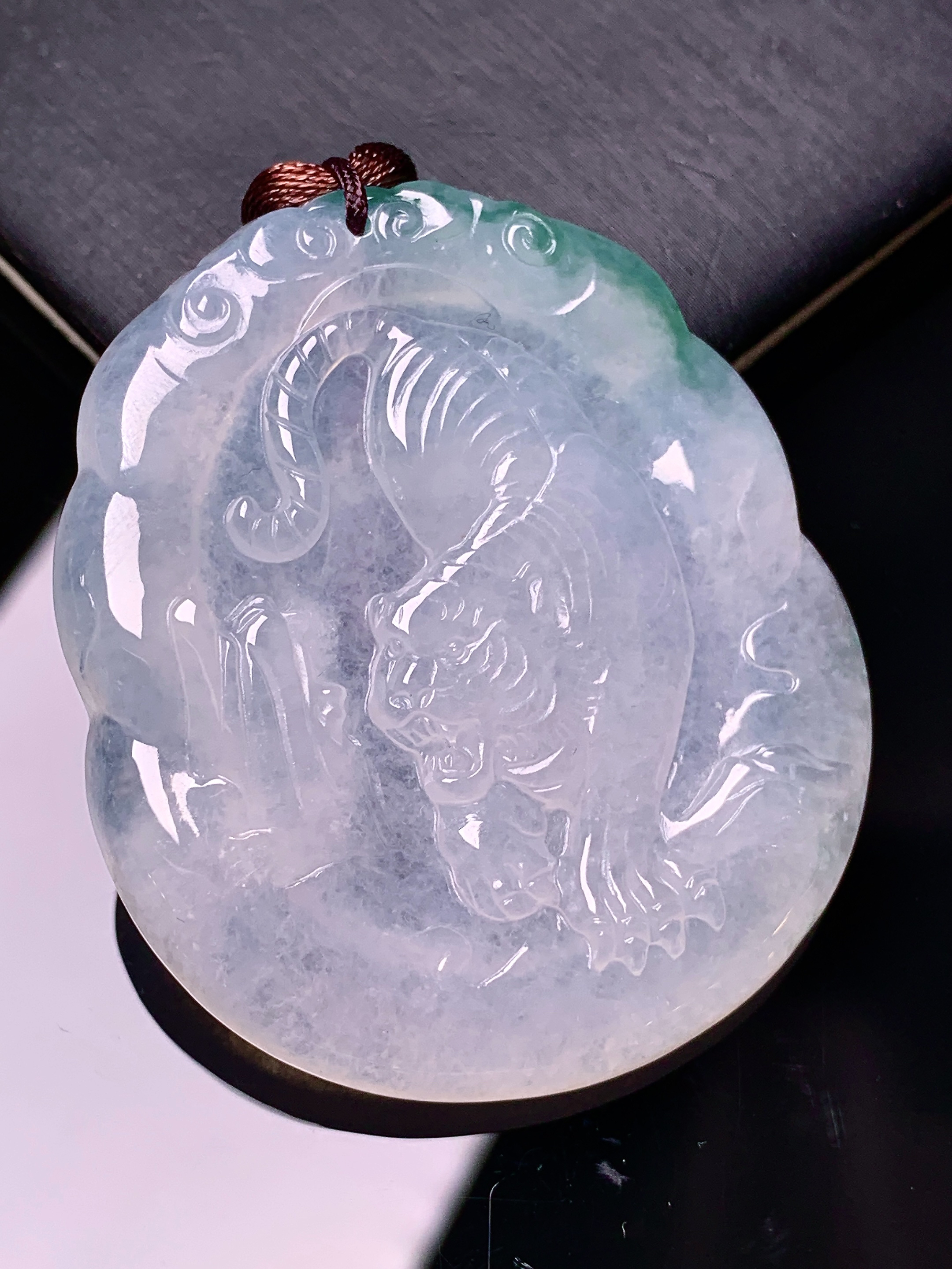 飘绿生肖虎吊坠 玉质细腻 色泽艳丽清新 水润亮眼 整体尺寸45.5*39.5*5.6 b2