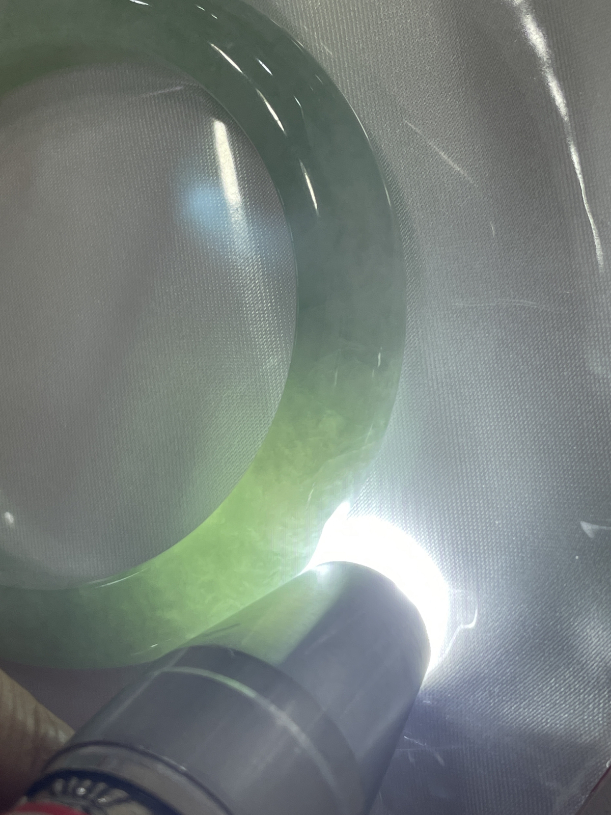 54.8/12.4/8.6，绿底正圈，水润细腻，种老，不与群芳争艳丽，独留雅韵绕腕摇。皮纹