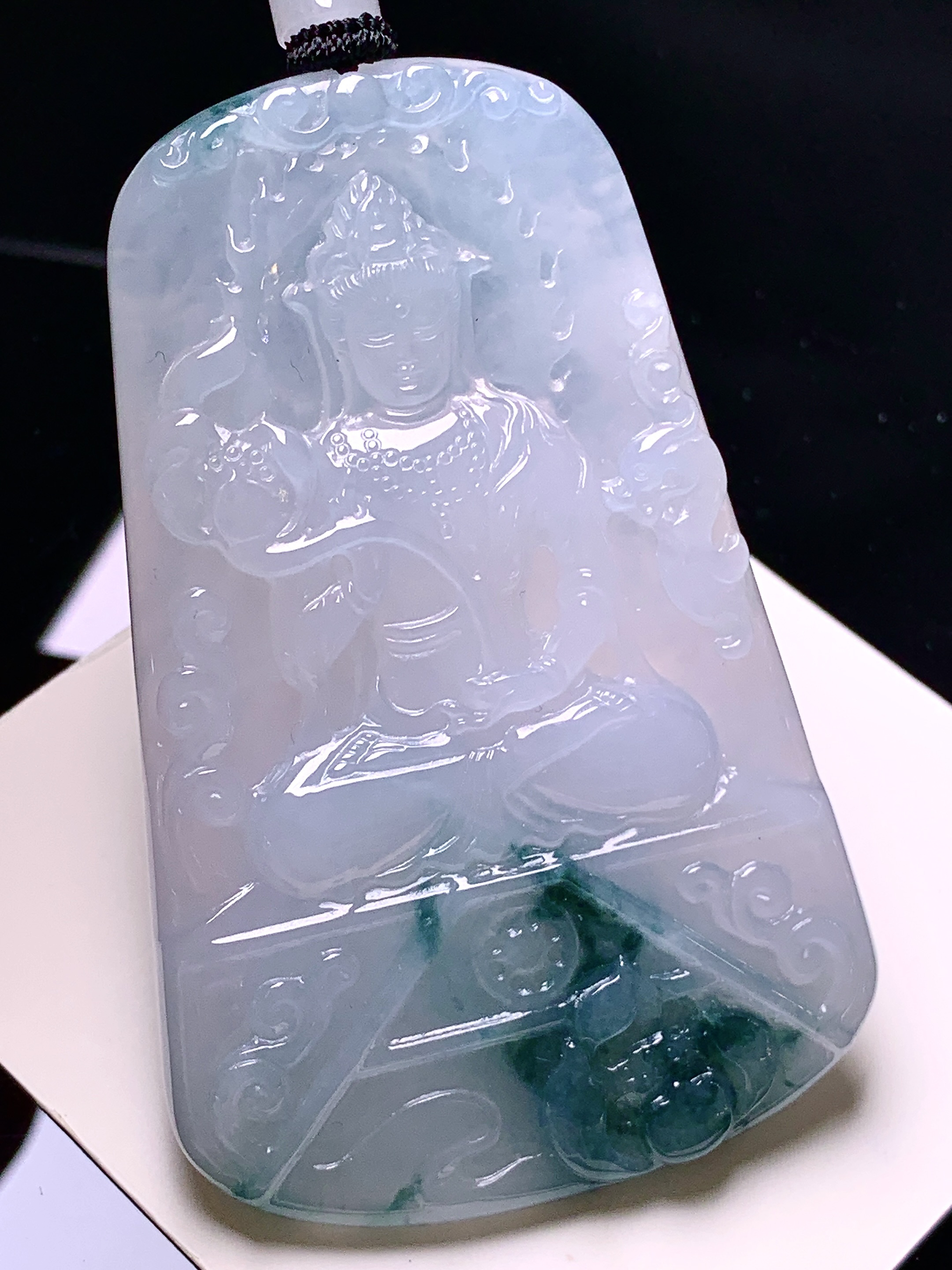 飘绿观音菩萨吊坠 玉质细腻 色泽艳丽清新 水润亮眼 整体尺寸68.2*43.5*6 L1