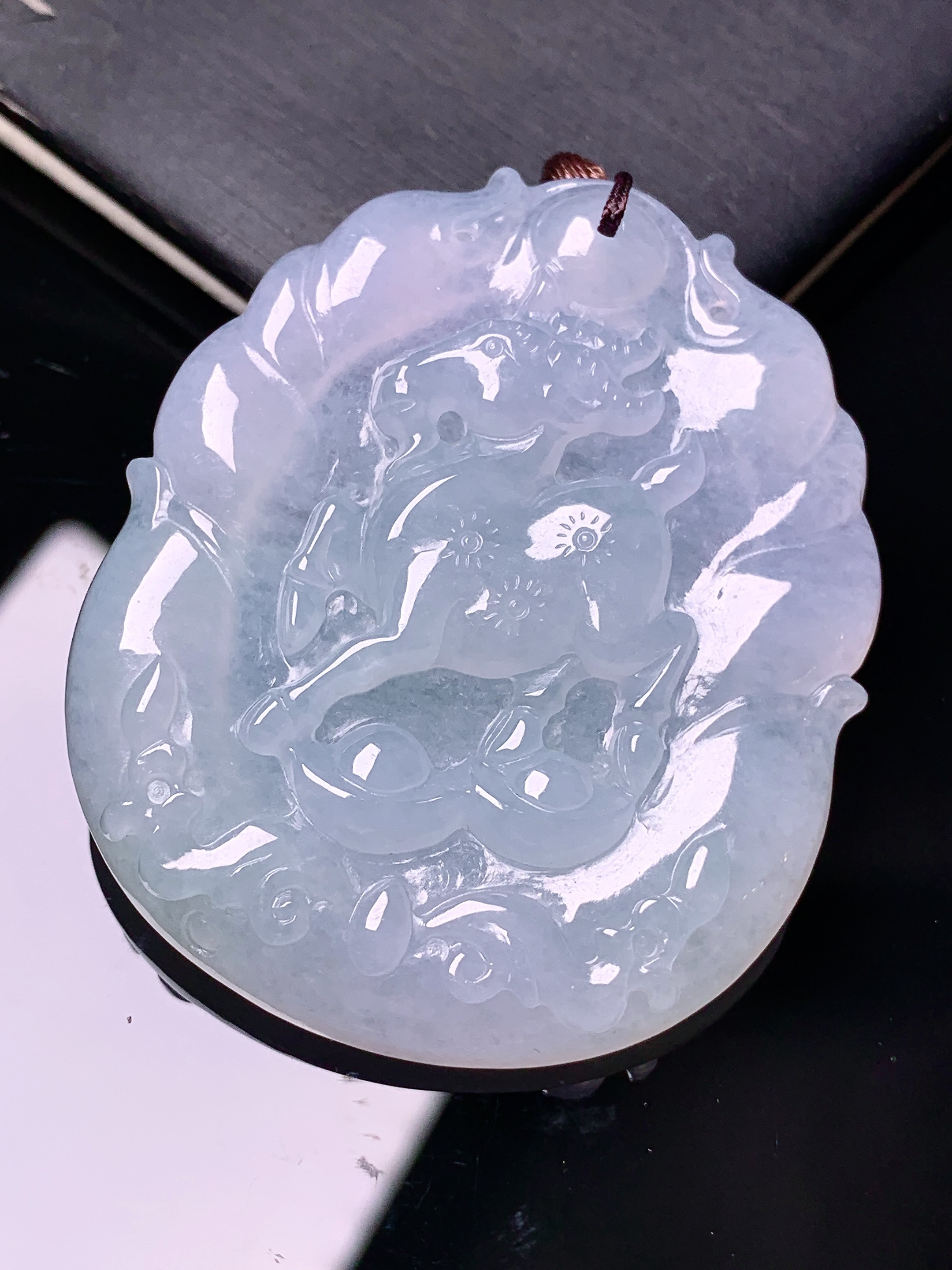 冰种生肖羊吊坠 玉质细腻 色泽艳丽清新 水润亮眼 整体尺寸48.5*41*6.2 b2