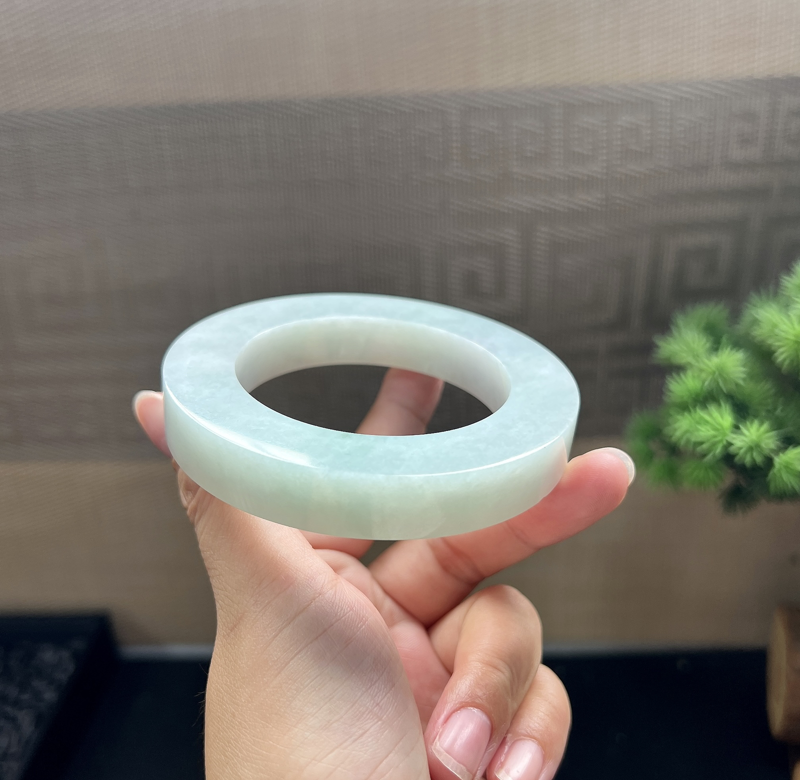 淡绿翡翠镯胚，⭕️82-55-13-13.5，可做54-66正圈
