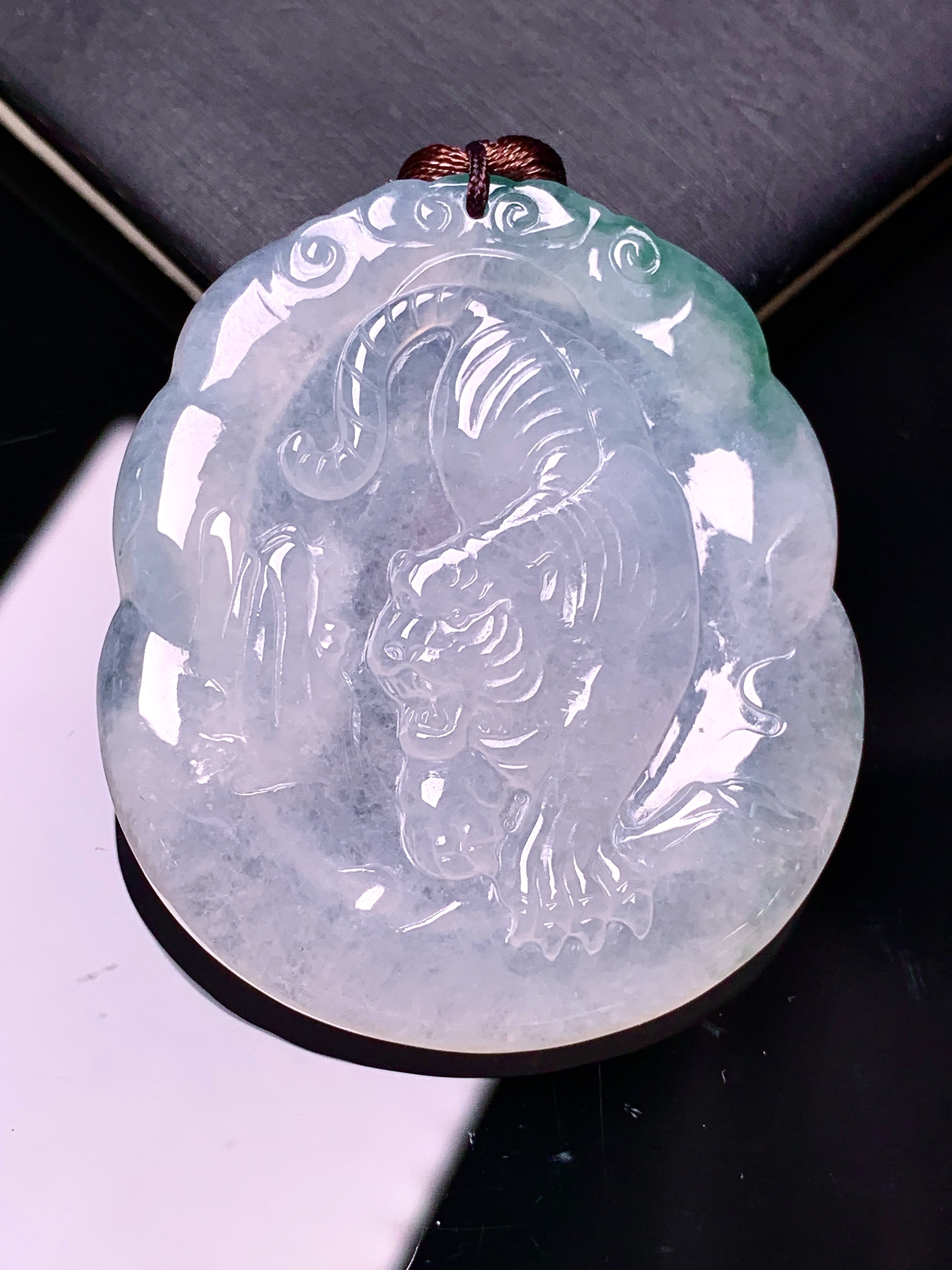 飘绿生肖虎吊坠 玉质细腻 色泽艳丽清新 水润亮眼 整体尺寸45.5*39.5*5.6 b2