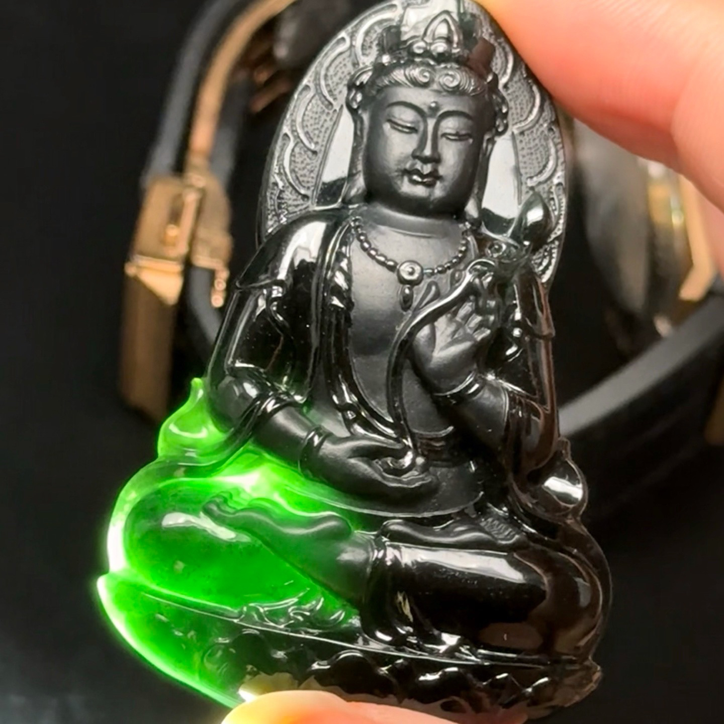 精品墨翠正装观音 种好色正 黑度极好 打灯通透 油性十足 厚桩大气  尺寸61.3