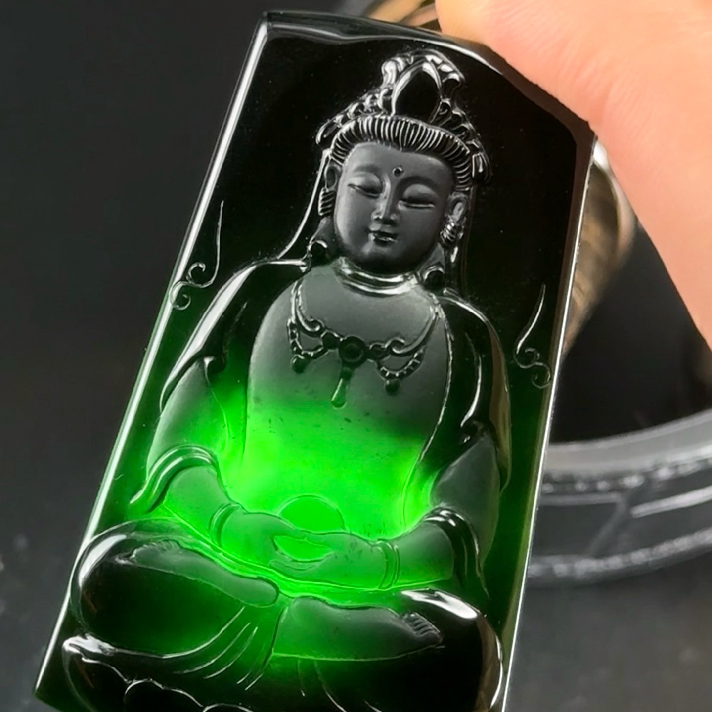 墨翠观音 种好色正 黑度极好 打灯通透 油性十足 尺寸55.8