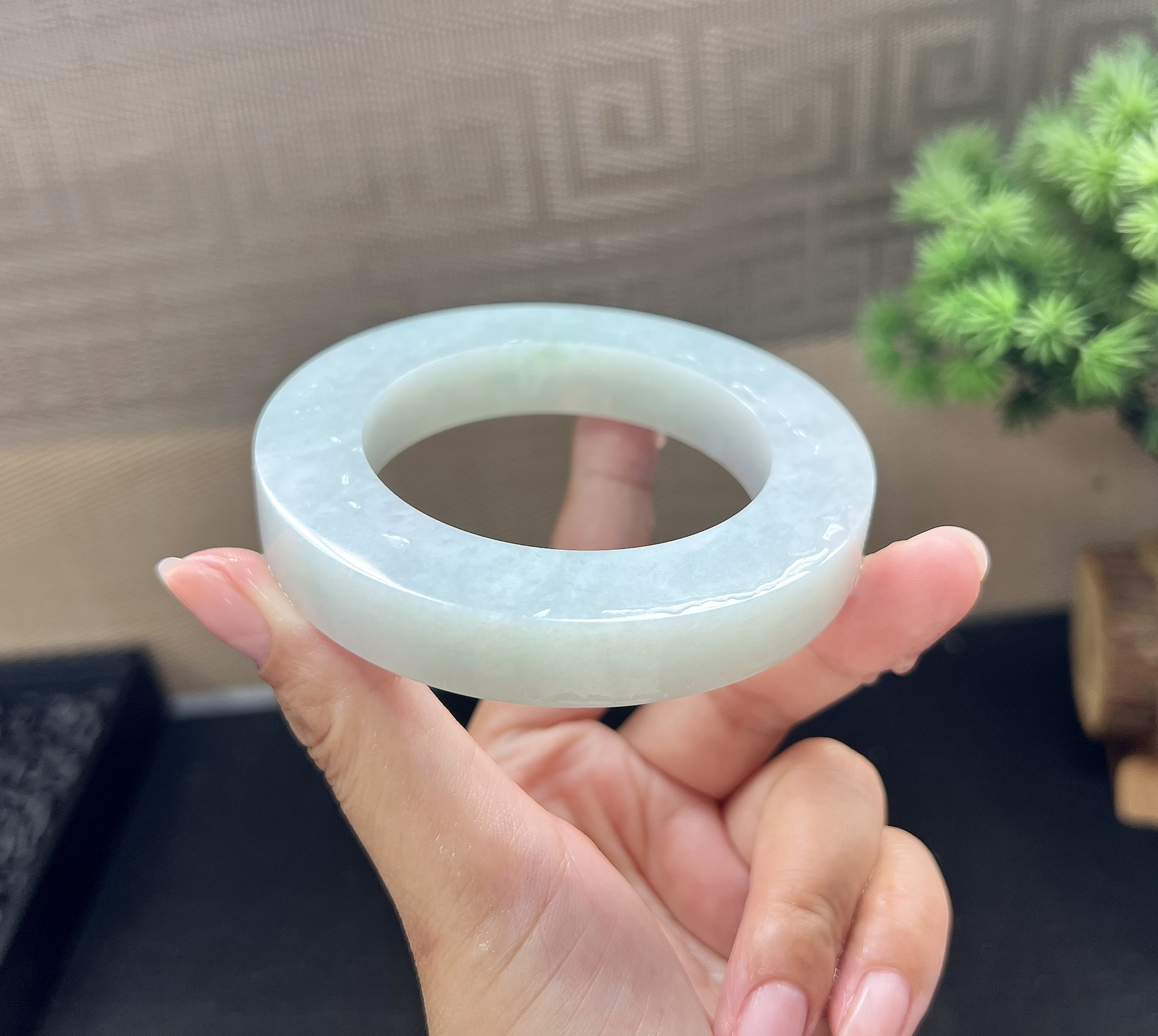 淡绿翡翠镯胚，⭕️82-55-13-13.5，可做54-66正圈