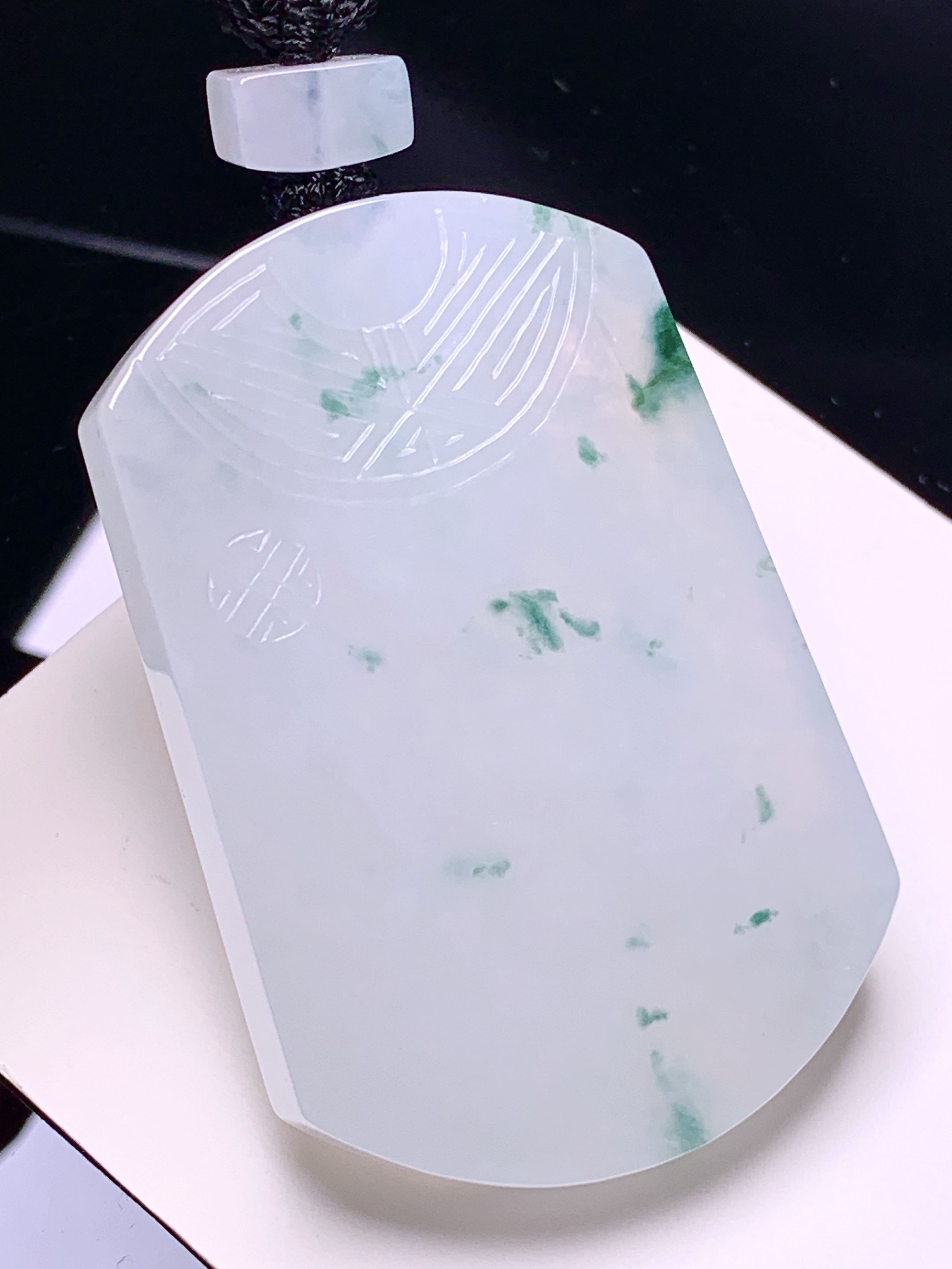 飘花无事牌吊坠 玉质细腻 色泽艳丽清新 水润亮眼 整体尺寸52*35.5*6 L1