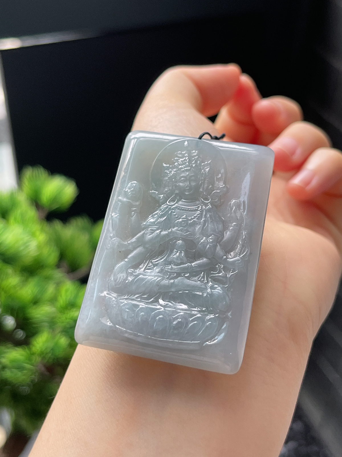 翡翠糯化种淡绿色吊坠