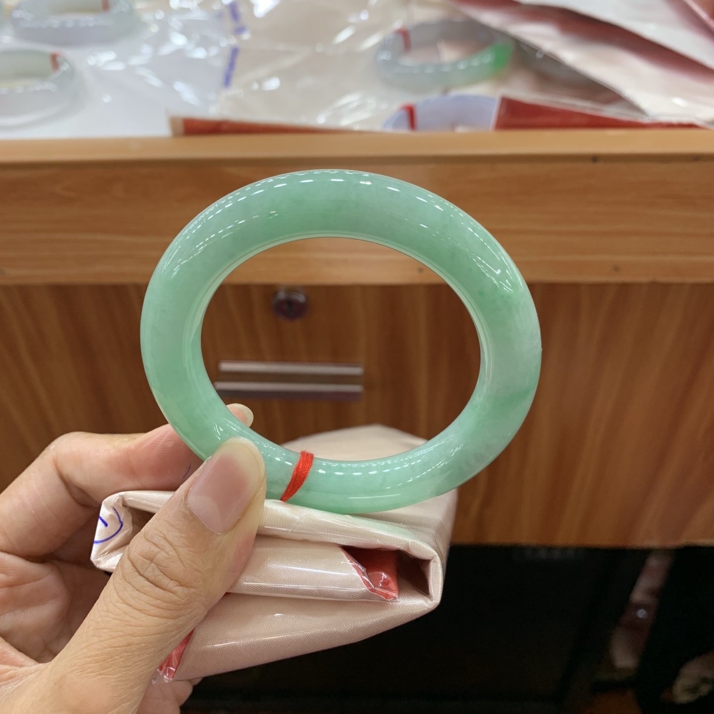 052006MMJ 豆绿圆条翡翠手镯 55.1-11.3