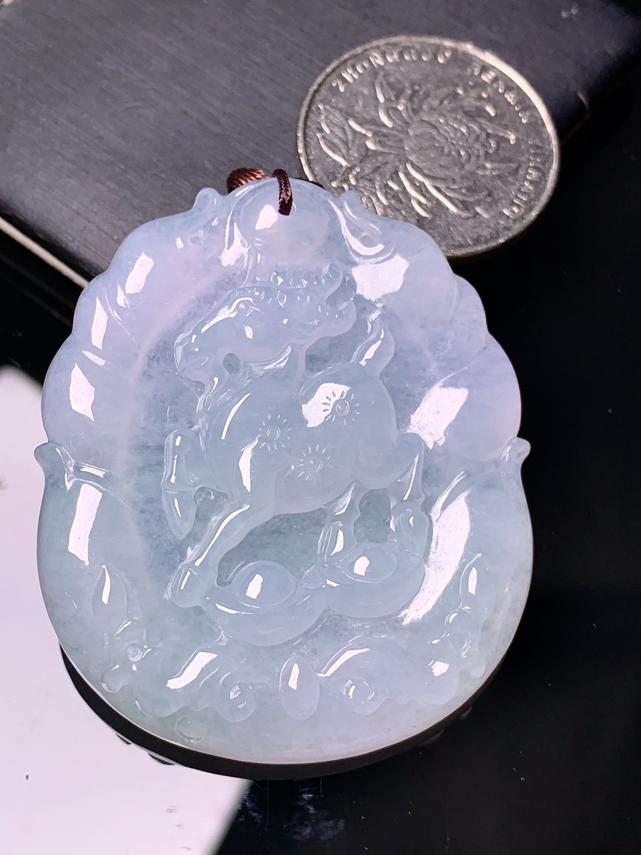 冰种生肖羊吊坠 玉质细腻 色泽艳丽清新 水润亮眼 整体尺寸48.5*41*6.2 b2