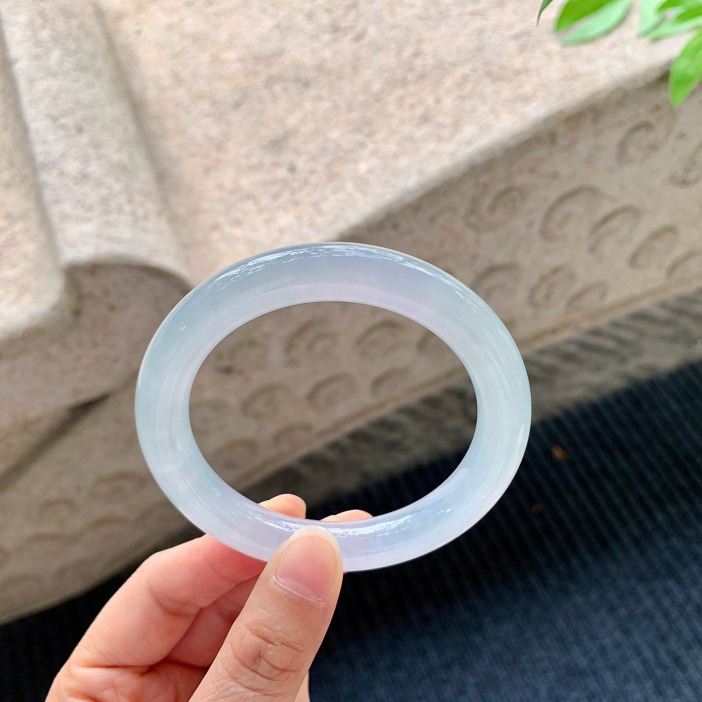 圆条55 56
【圈口】56/10.5/10
【描述】晴底，清透，水润，种老，细腻，无纹裂！