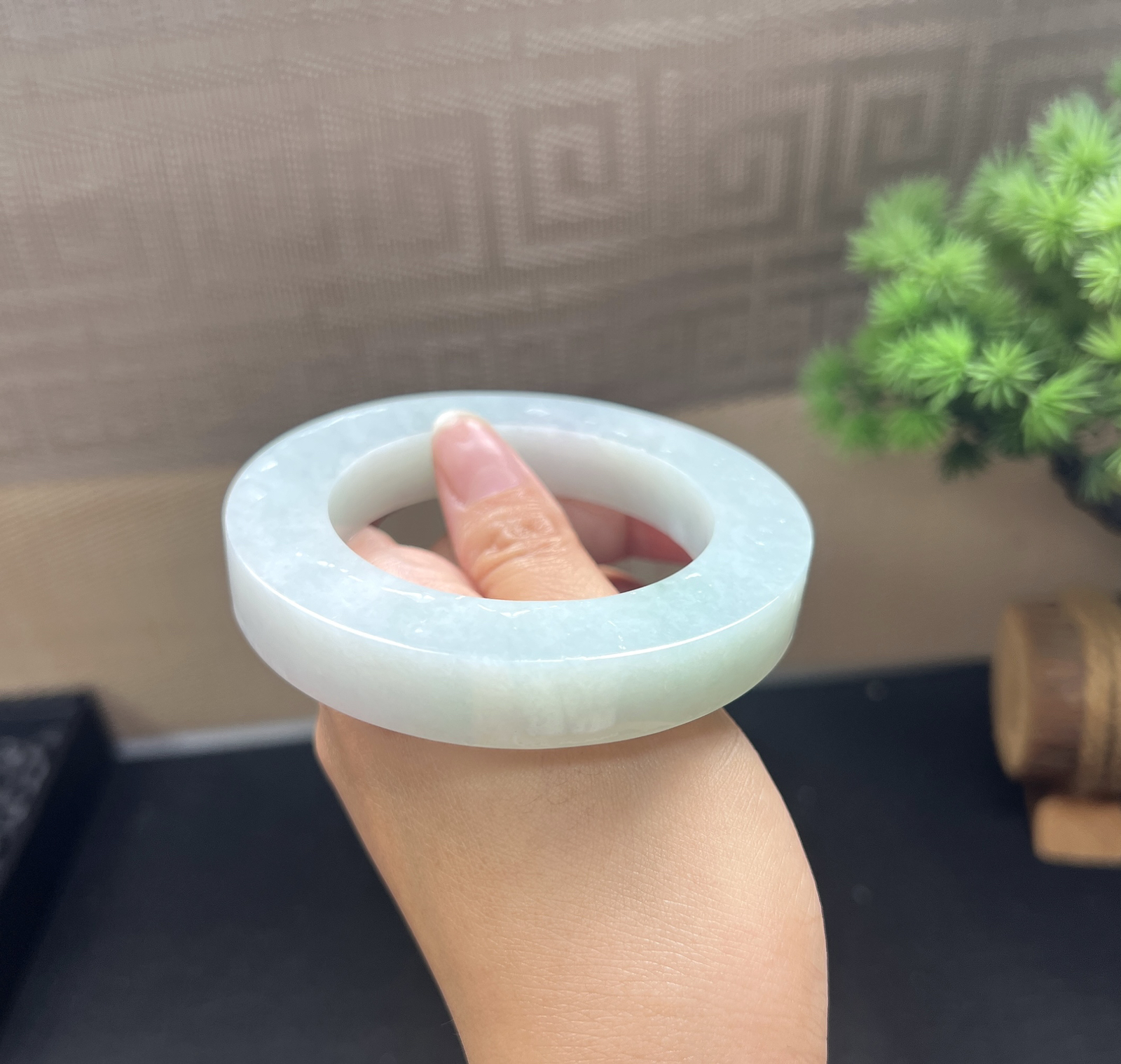 淡绿翡翠镯胚，⭕️82-55-13-13.5，可做54-66正圈