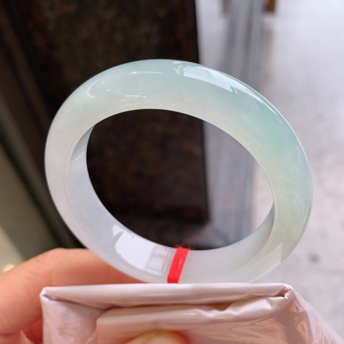 正圈冰飘绿 微细纹 尺寸：51/12.3/8.5 小圈口