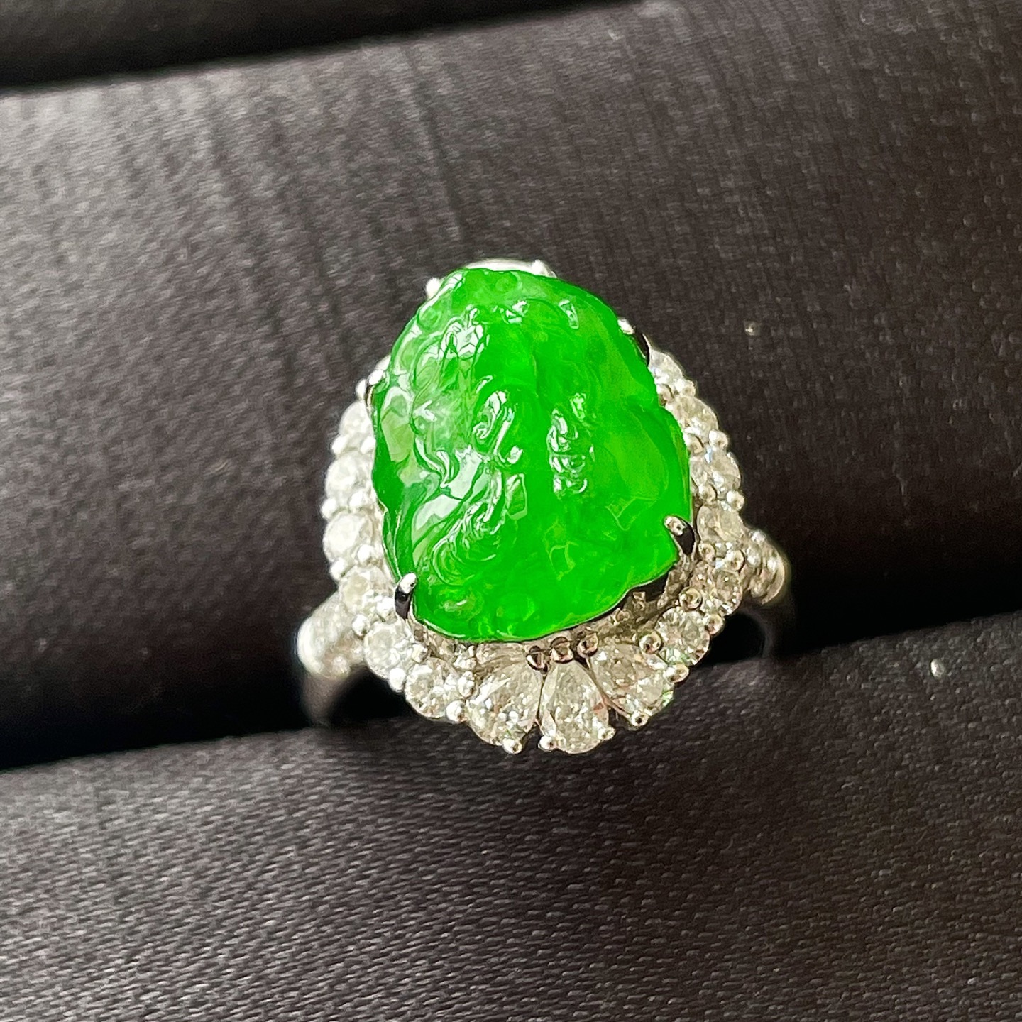 ️冰种阳绿貔貅戒指，色辣，18k金镶嵌，饱满水润，无裂，裸石尺寸12.8/11.5/7.5--19.5/15/15.2编码0520好数字