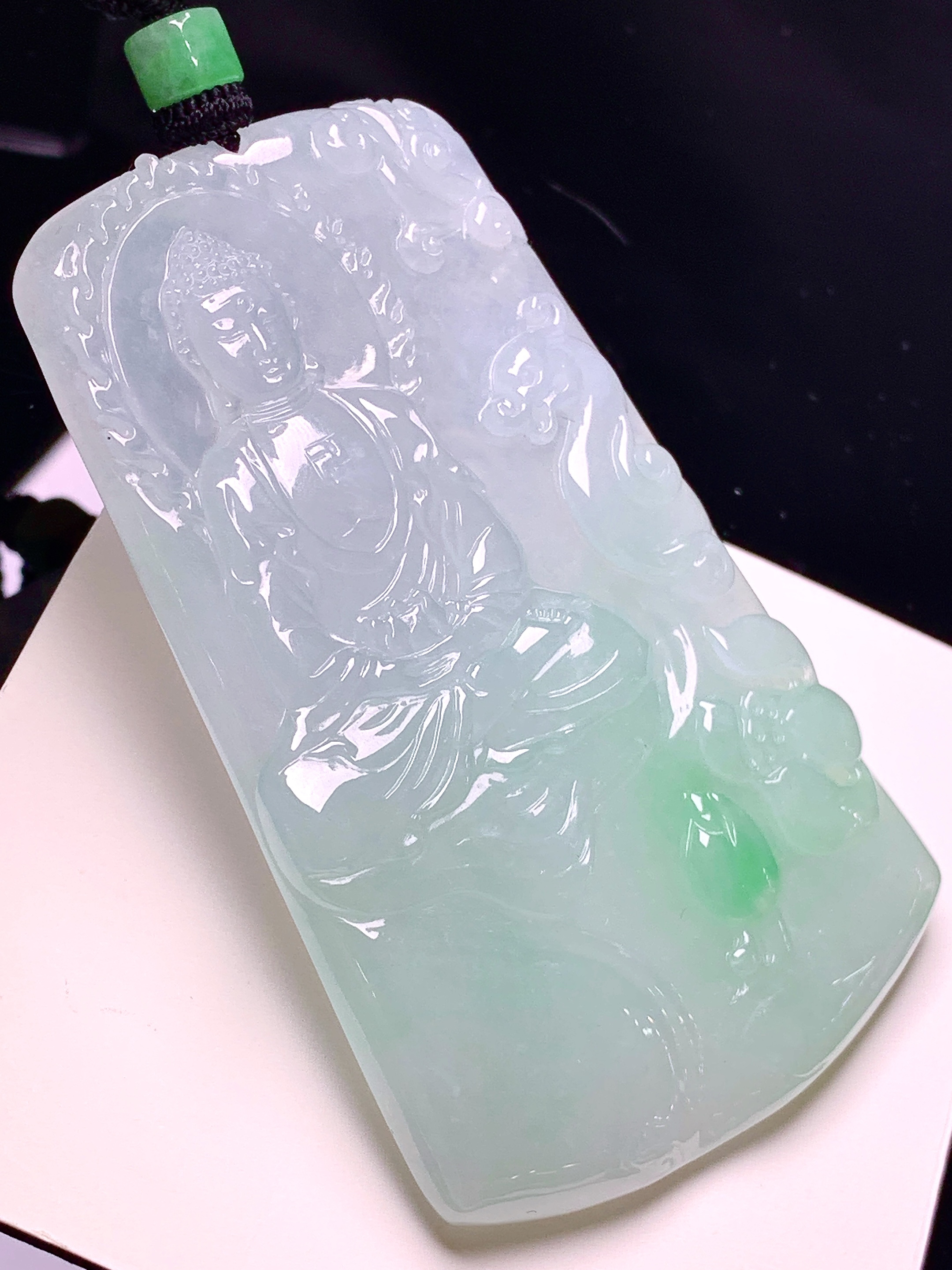 飘绿大日如来佛祖吊坠 玉质细腻 色泽艳丽清新 水润亮眼 整体尺寸68.5*42.6*6 a2