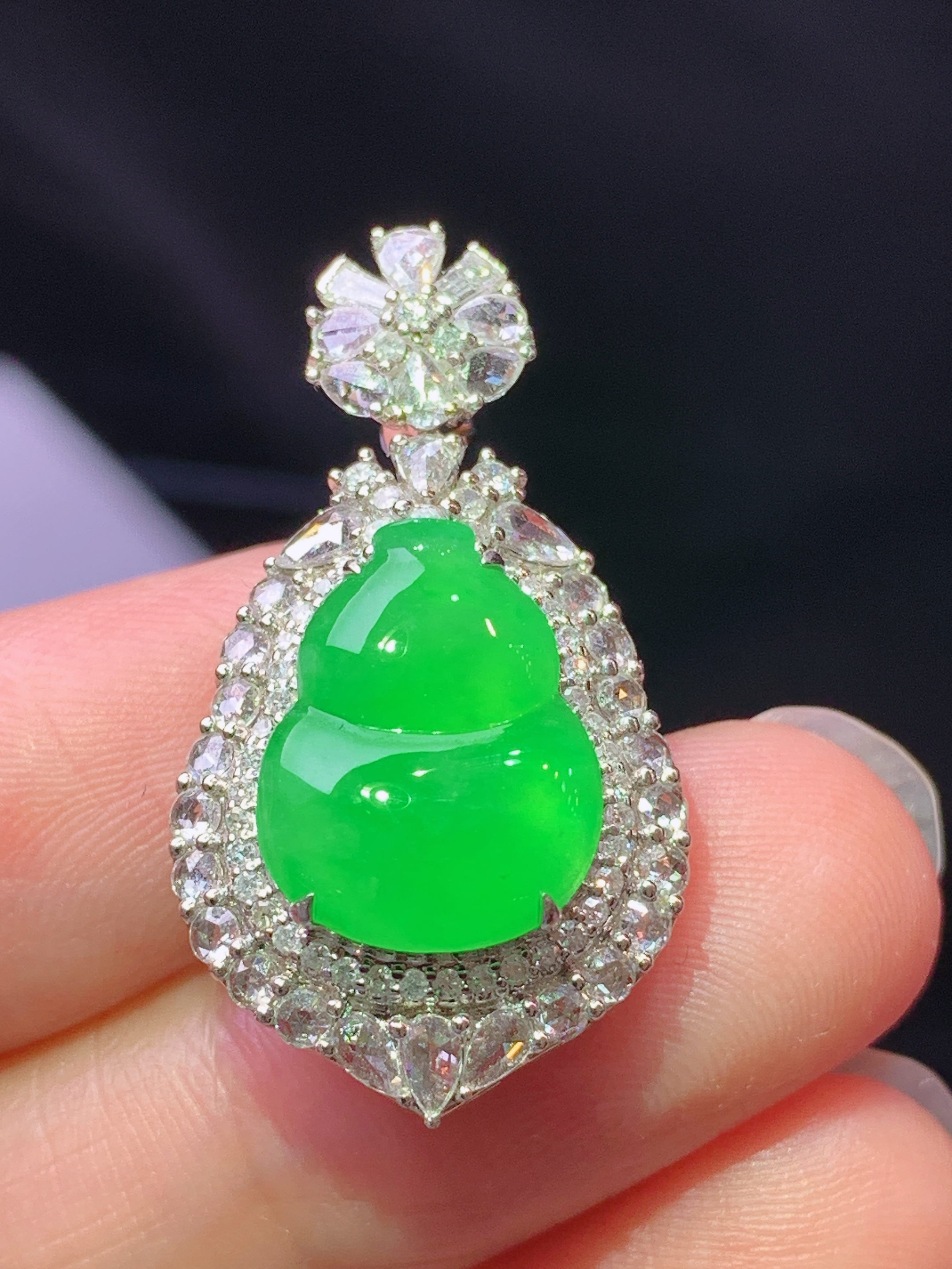 18k金钻镶嵌冰阳绿葫芦吊坠 玉质细腻 色泽艳丽清新 水润亮眼 整体尺寸29.8*16.5*9.5 h1