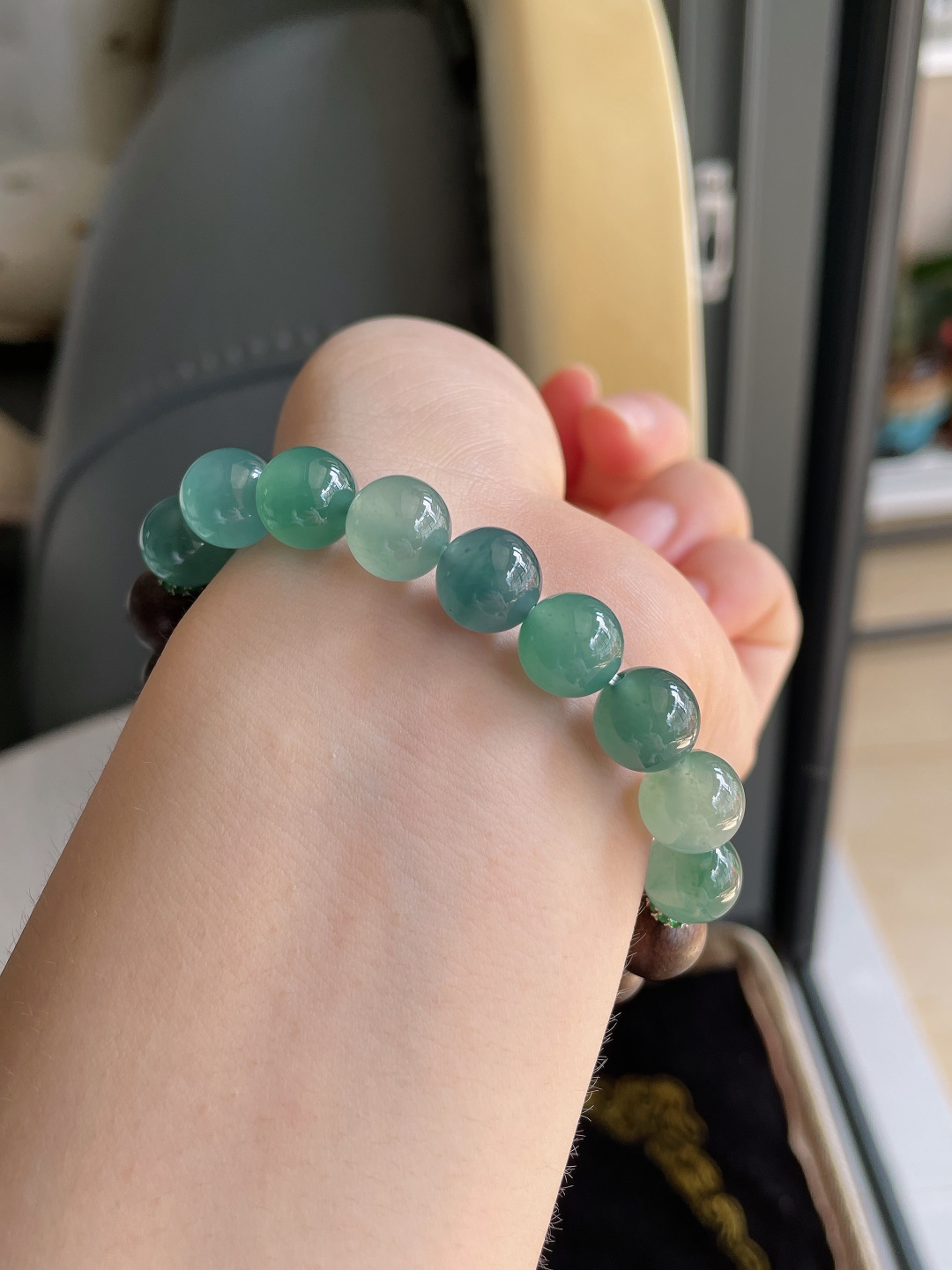 天然翡翠A货，冰多宝圆珠搭配沉香木手串，尺寸：9.8mm。【编3387】