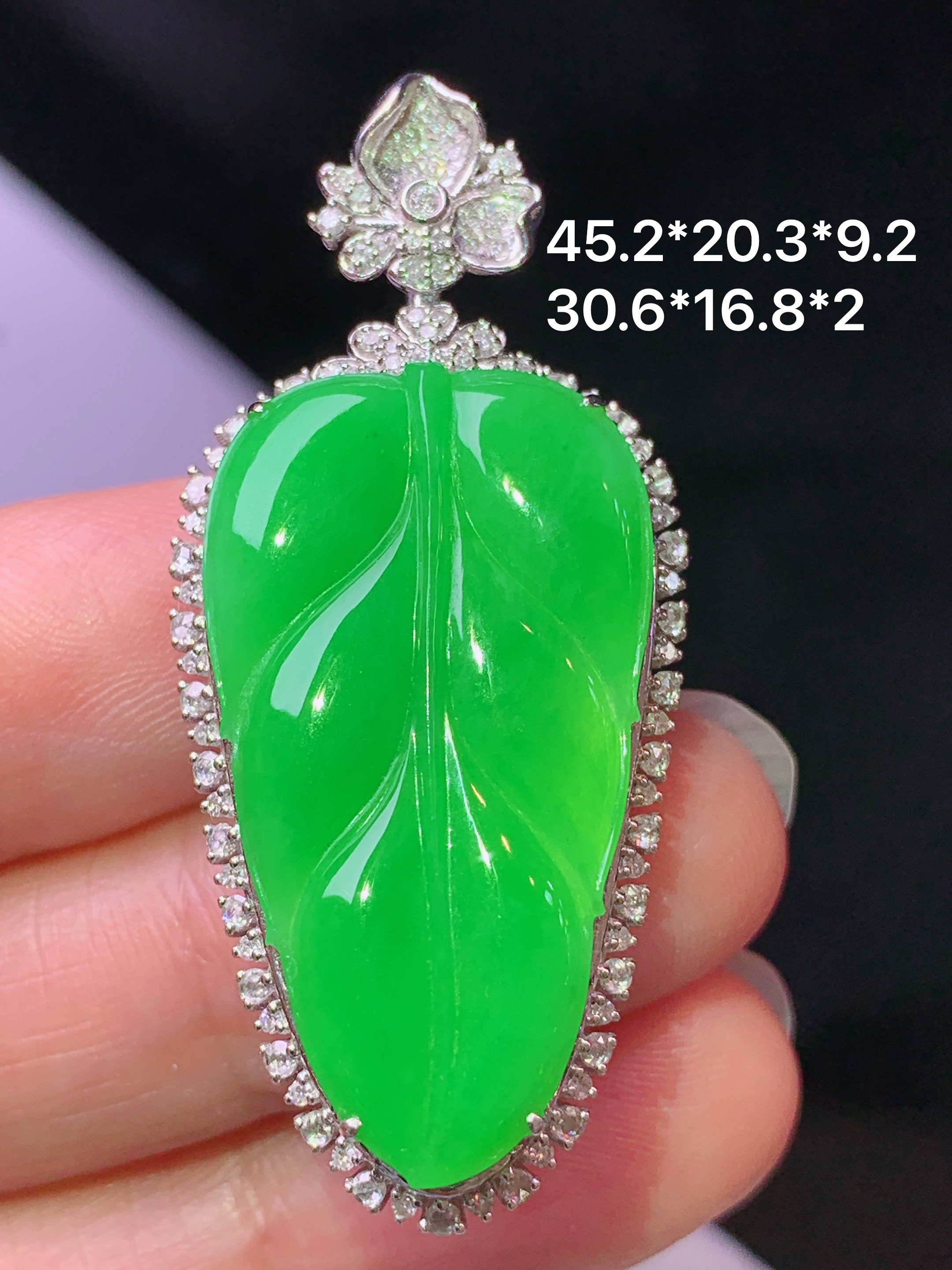 18k金钻镶嵌冰阳绿树叶吊坠 玉质细腻 色泽艳丽清新 水润亮眼 整体尺寸45.2*20.3*9.2 k1