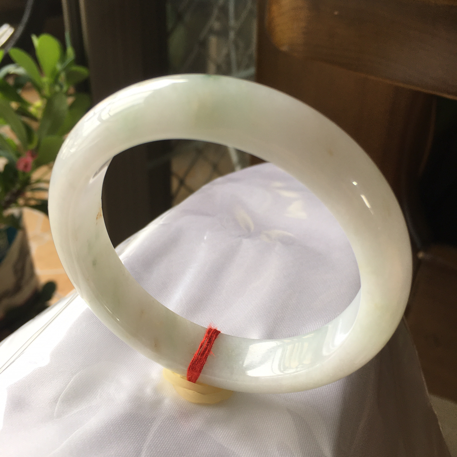 58圈口正圈飘花手镯，版型正庄飘蓝花，质地细腻水润，自然光实拍，尺寸：58.5*13.2*8.7（毫米）手工测量略有误差