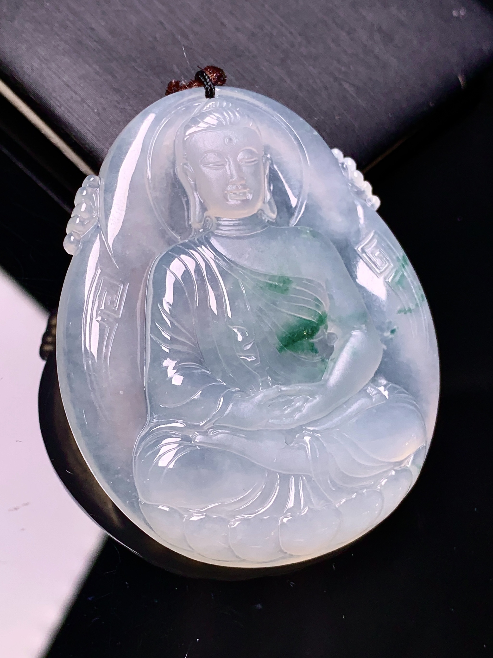 飘绿观音菩萨吊坠 玉质细腻 色泽艳丽清新 水润亮眼 整体尺寸49.8*41*9.8 b2