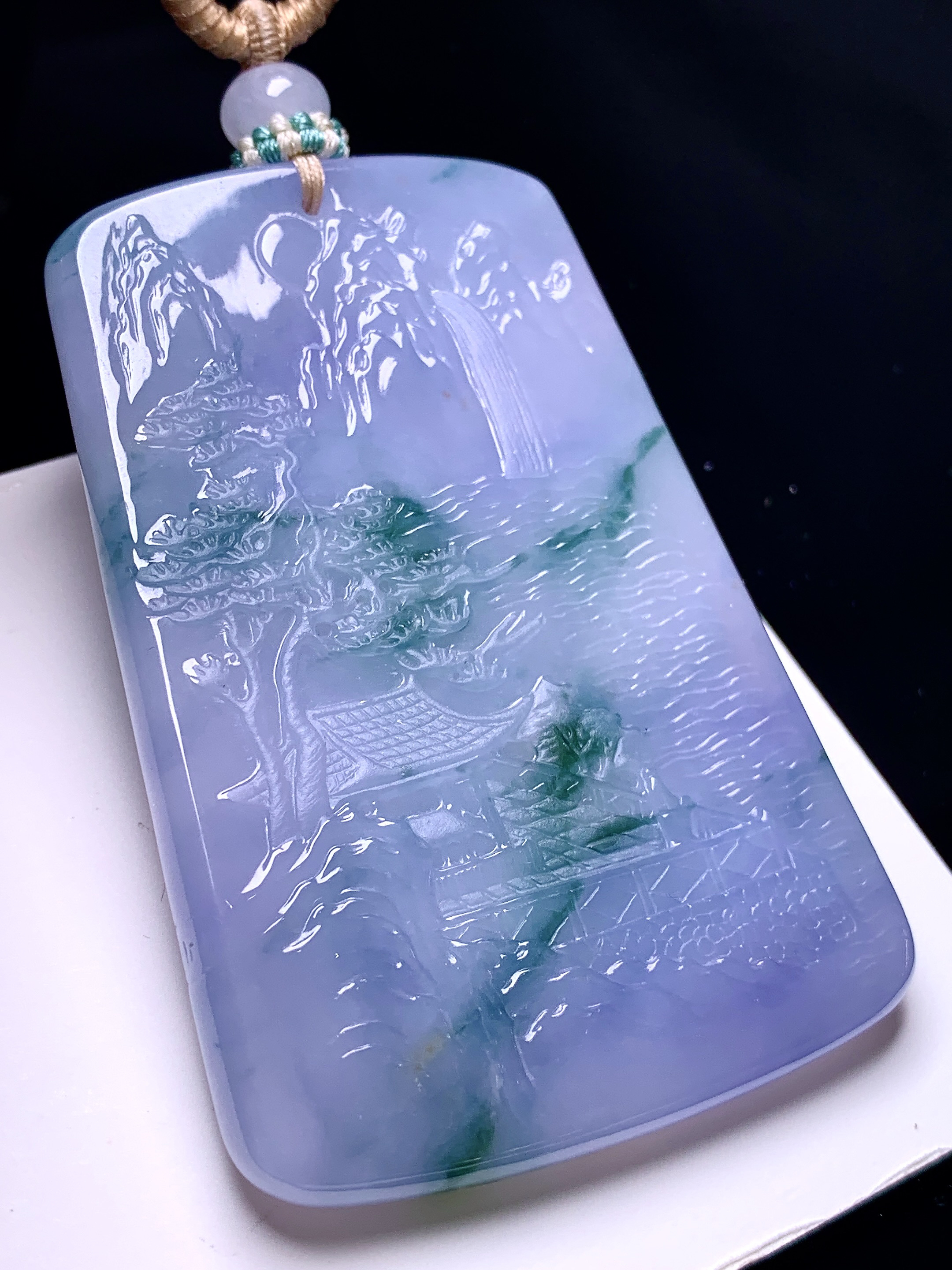 紫罗兰飘绿山水牌子吊坠 玉质细腻 色泽艳丽清新 水润亮眼 整体尺寸64*43.2*5.8 a2